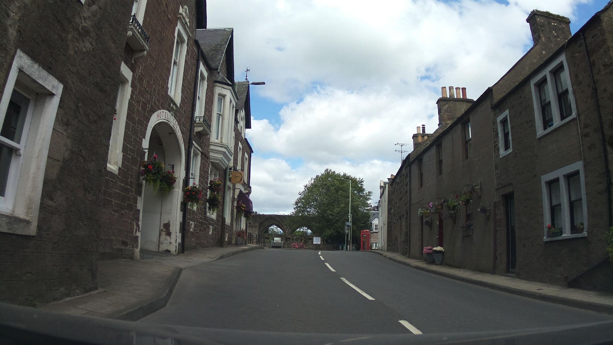 Street view near Coorie Inn, Crieff — © southglos (CC BY-SA · Mapillary)