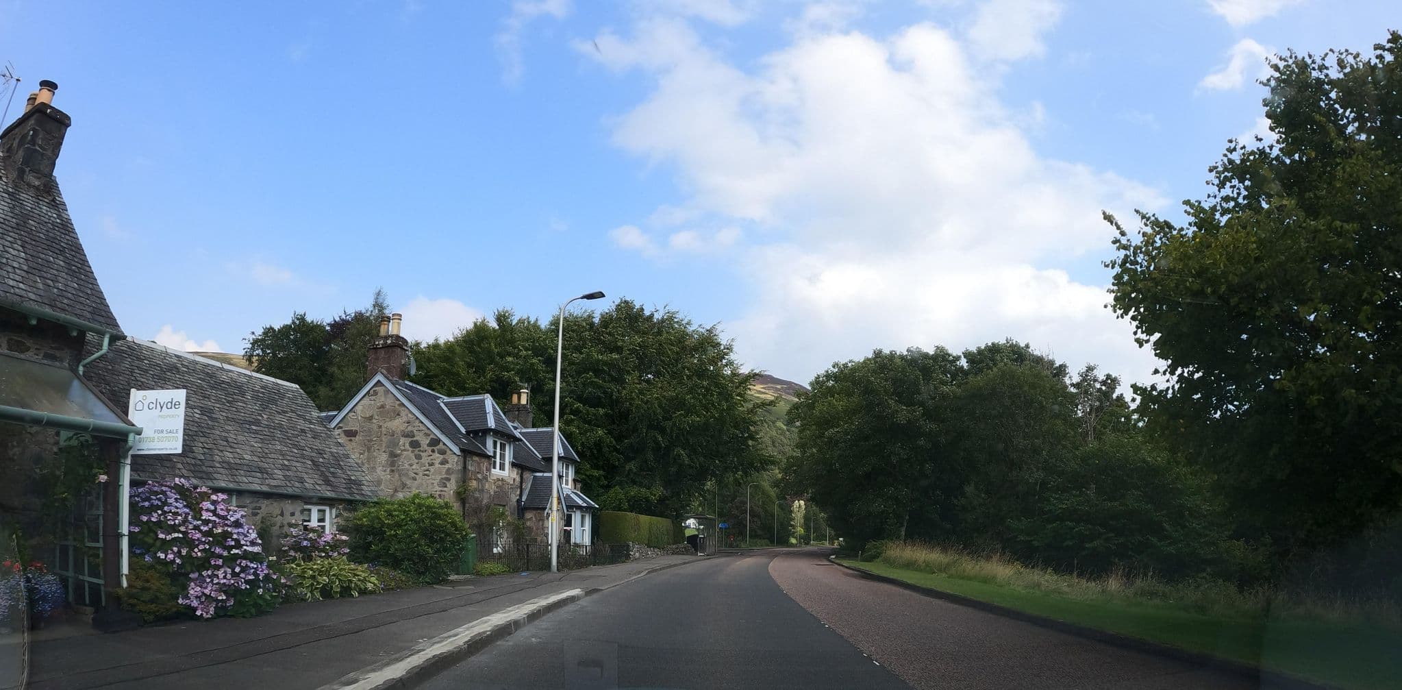 Street view near Glenalbyn Cottage, Comrie — © hobgoblin (CC BY-SA · Mapillary)