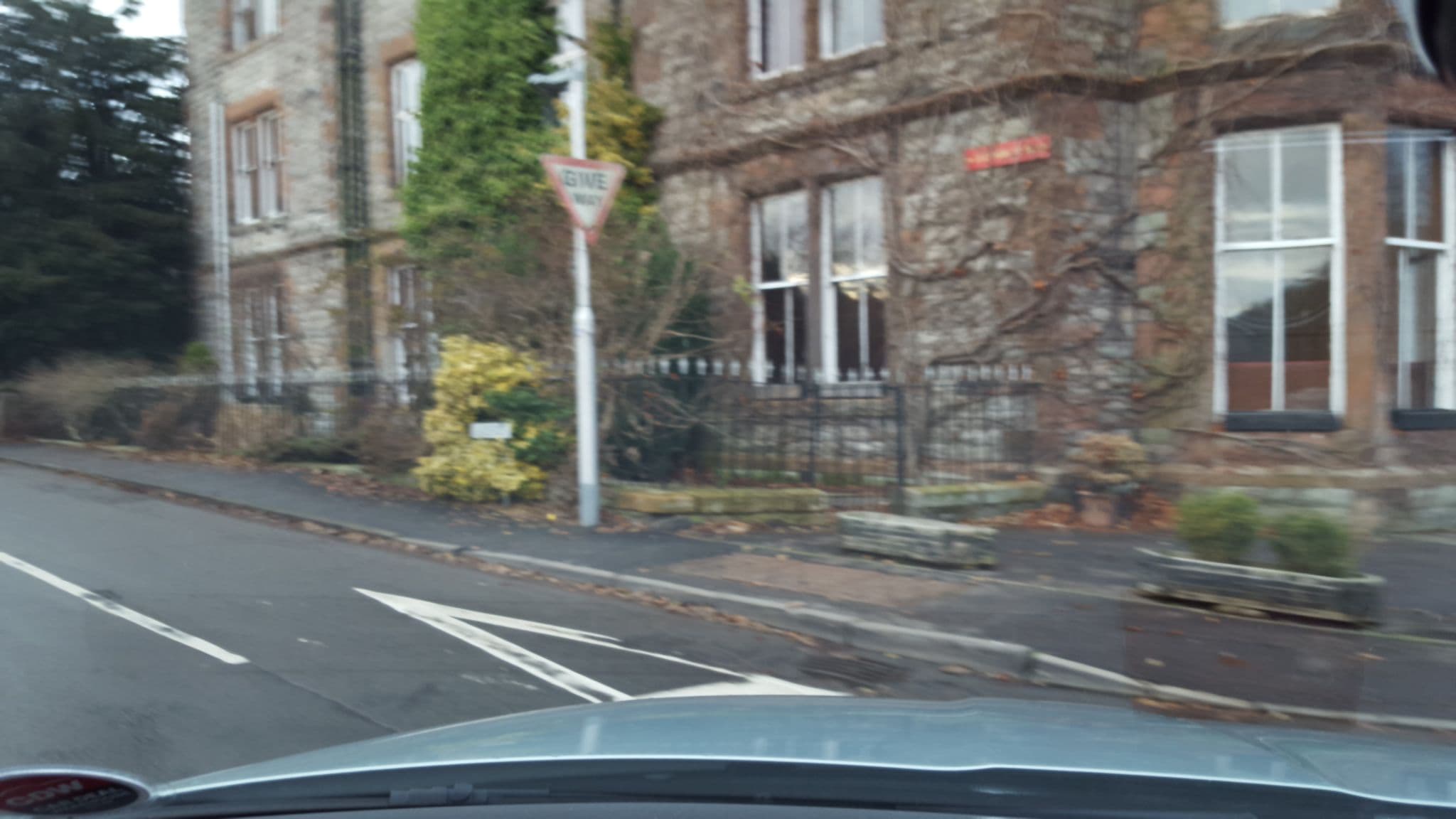 Street view near Glenfarg Hotel, Glenfarg, Scotland, Milnathort — © hobgoblin (CC BY-SA · Mapillary)