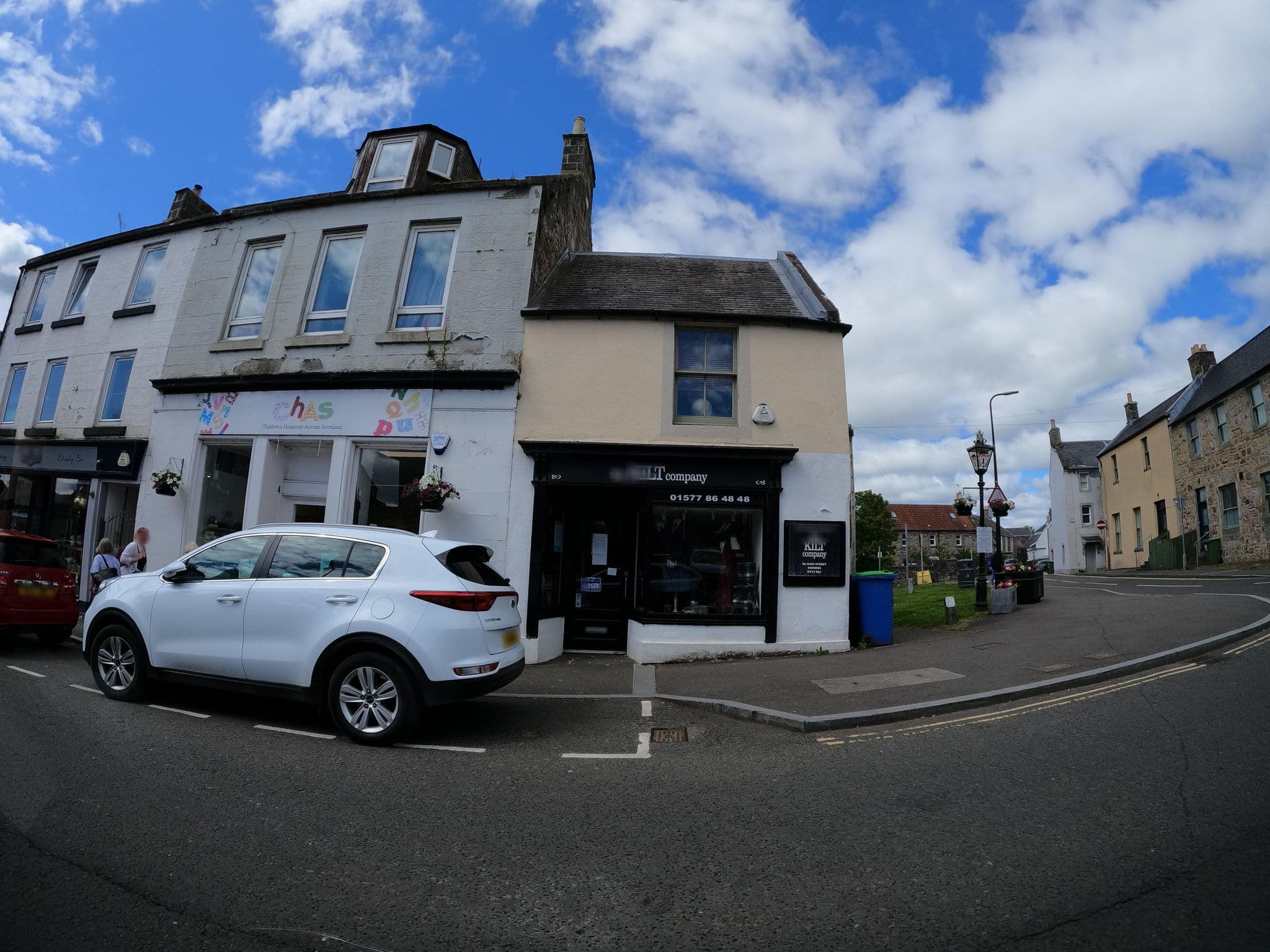 Street view near South East Hotel, Kinross — © hobgoblin (CC BY-SA · Mapillary)
