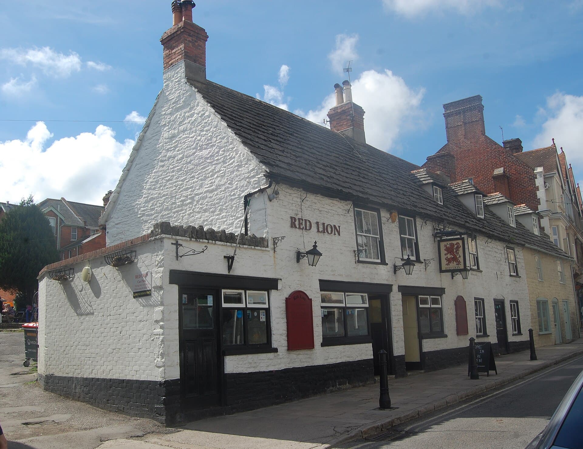 Red Lion (via Wikimedia Commons, CC0)