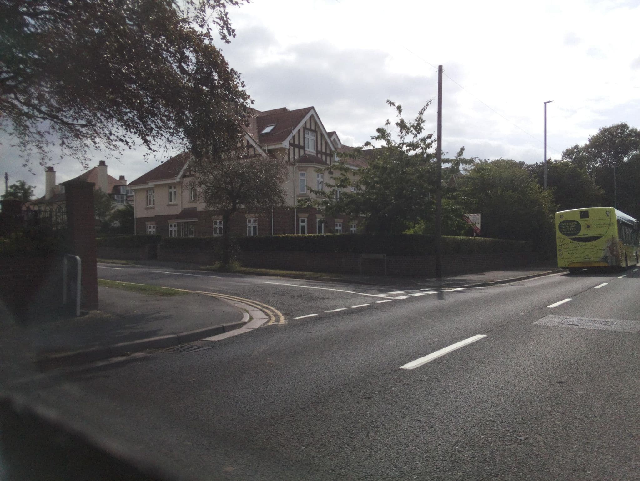Street view near The Beech Tree, Barton on Sea — © southglos (CC BY-SA · Mapillary)
