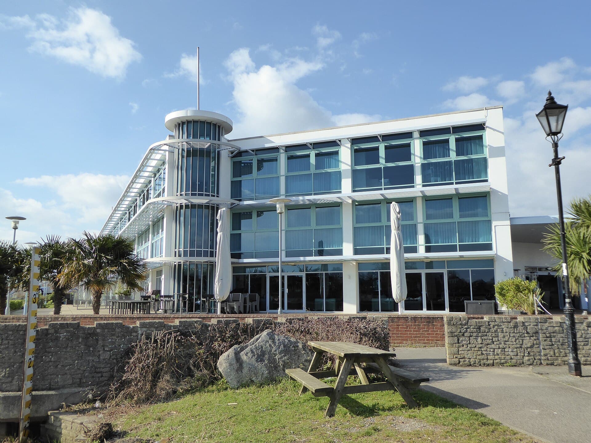 Captain's Club Hotel & Spa (via Wikimedia Commons, CC BY-SA 2.0)