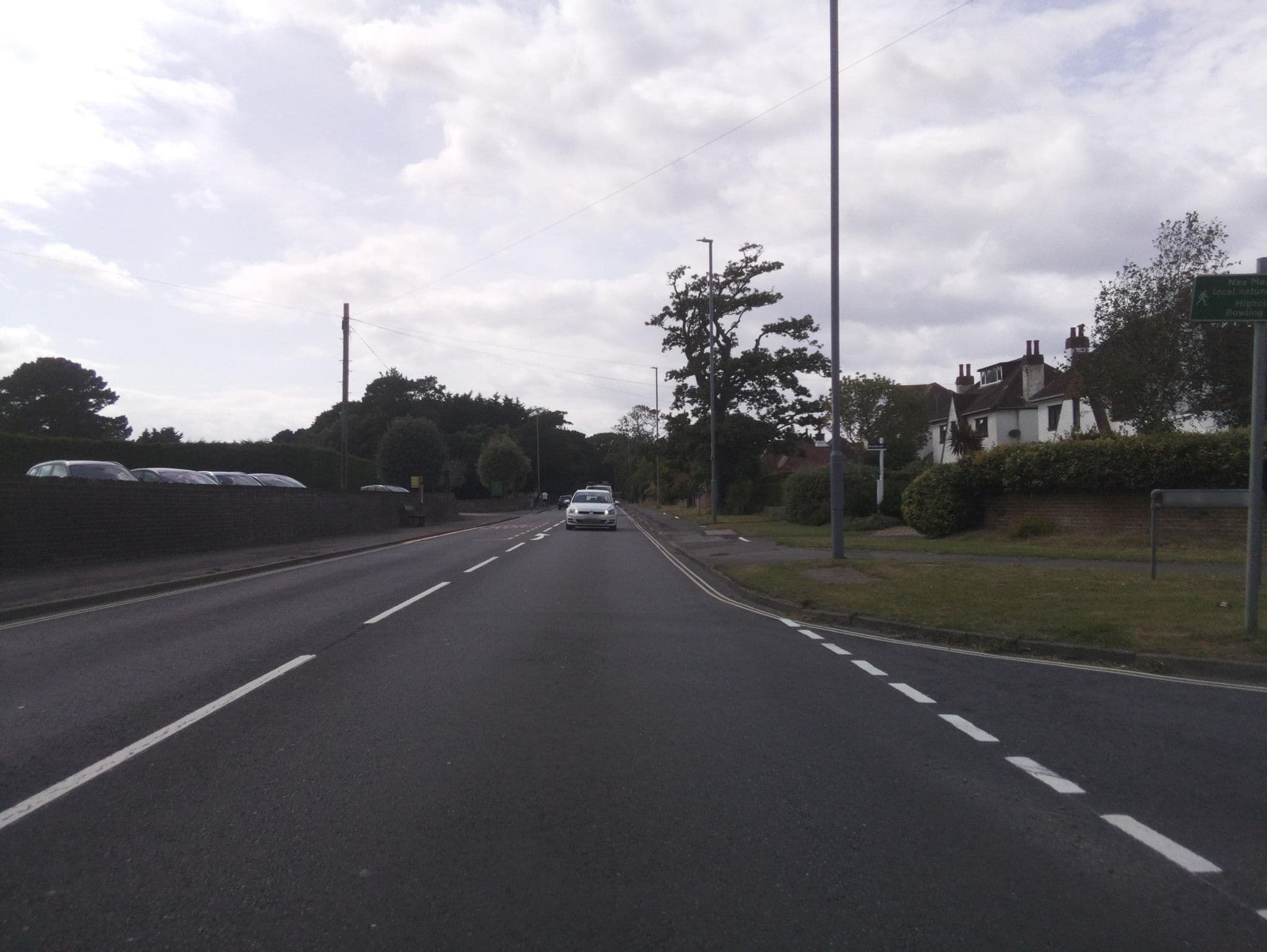 Street view near Beechcroft Place, Barton on Sea — © southglos (CC BY-SA · Mapillary)