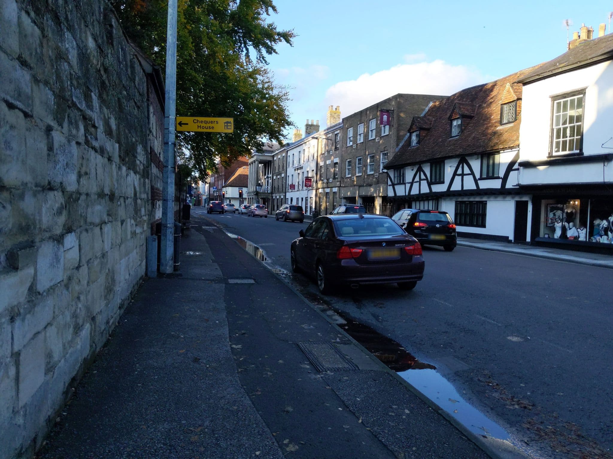 Street view near The Kings Arms Hotel, Salisbury — © pestrickland (CC BY-SA · Mapillary)