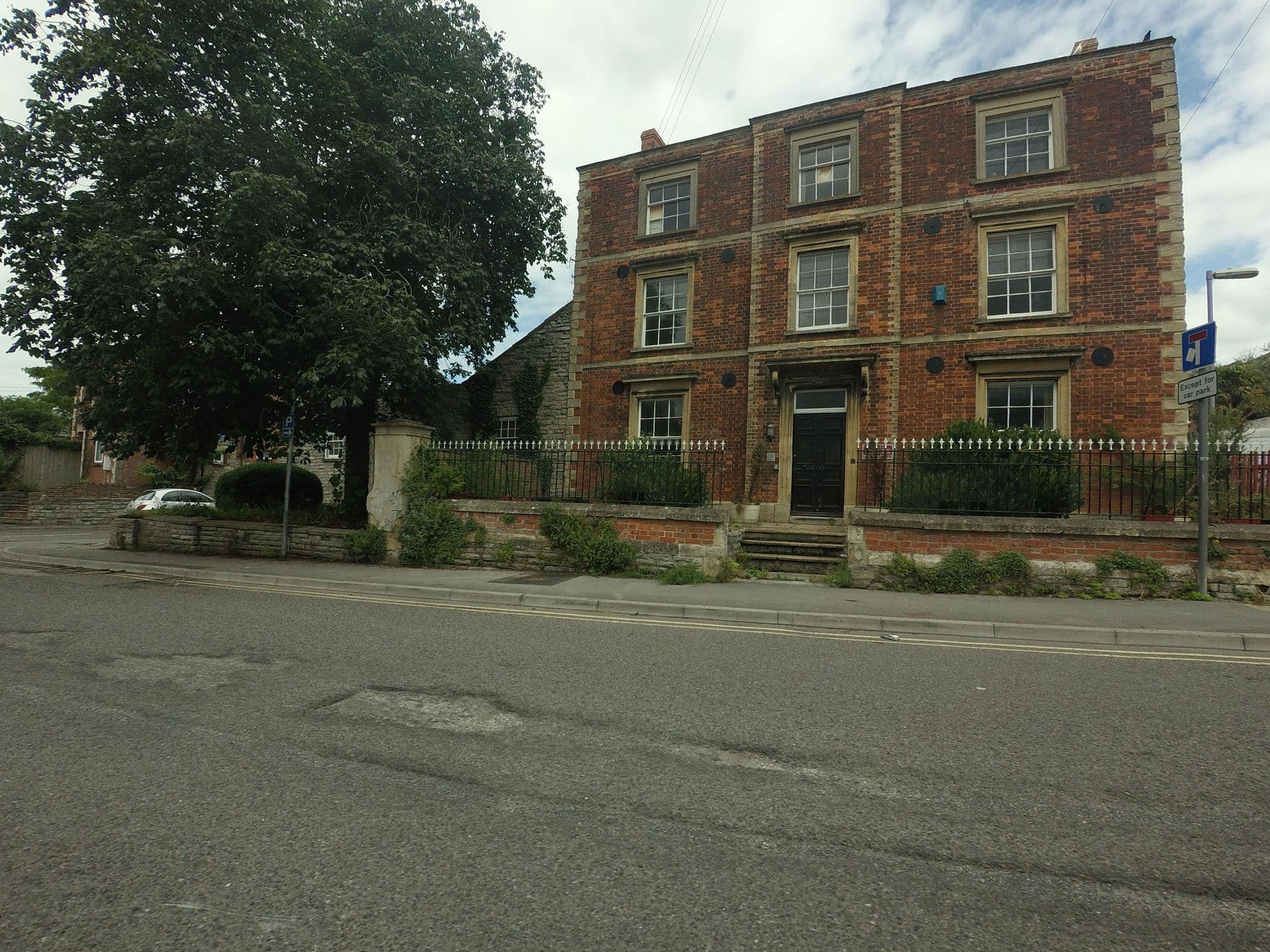 Street view near The Moon in The Apple Tree, Glastonbury — © hobgoblin (CC BY-SA · Mapillary)
