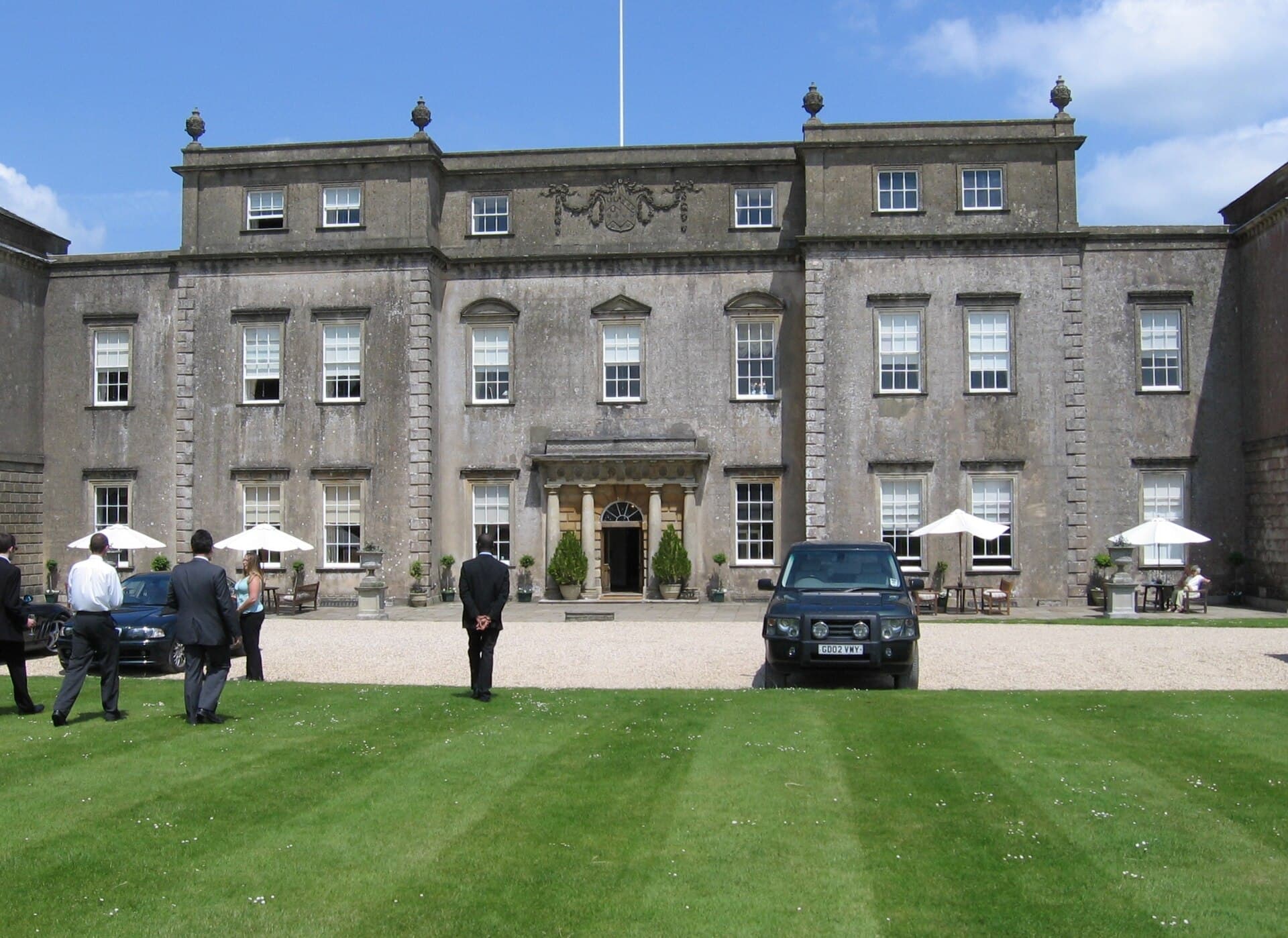 Ston Easton Park Hotel (via Wikimedia Commons, CC BY-SA 3.0)