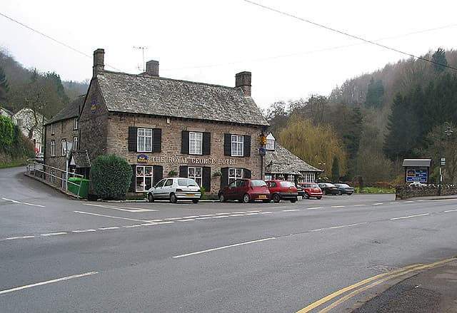 The Royal George Hotel Tintern (via Wikimedia Commons, CC BY-SA 2.0)
