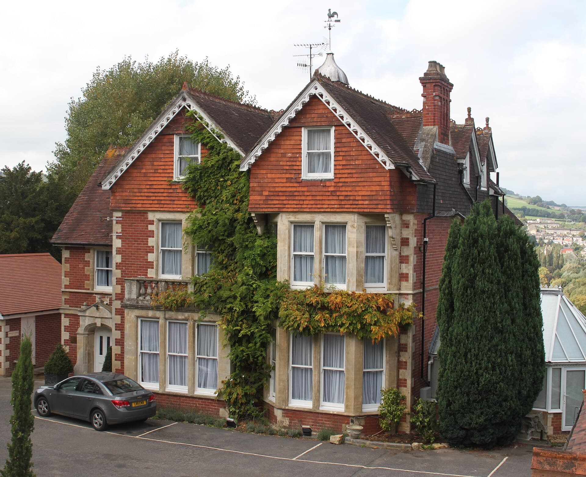 Tasburgh House (via Wikimedia Commons, CC BY-SA 3.0)