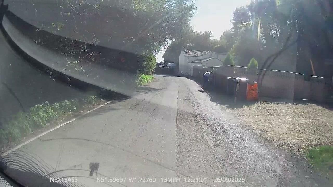 Street view near Ashdene Holiday Cottage, Highworth — © OrangeHurst97 (CC BY-SA · Mapillary)