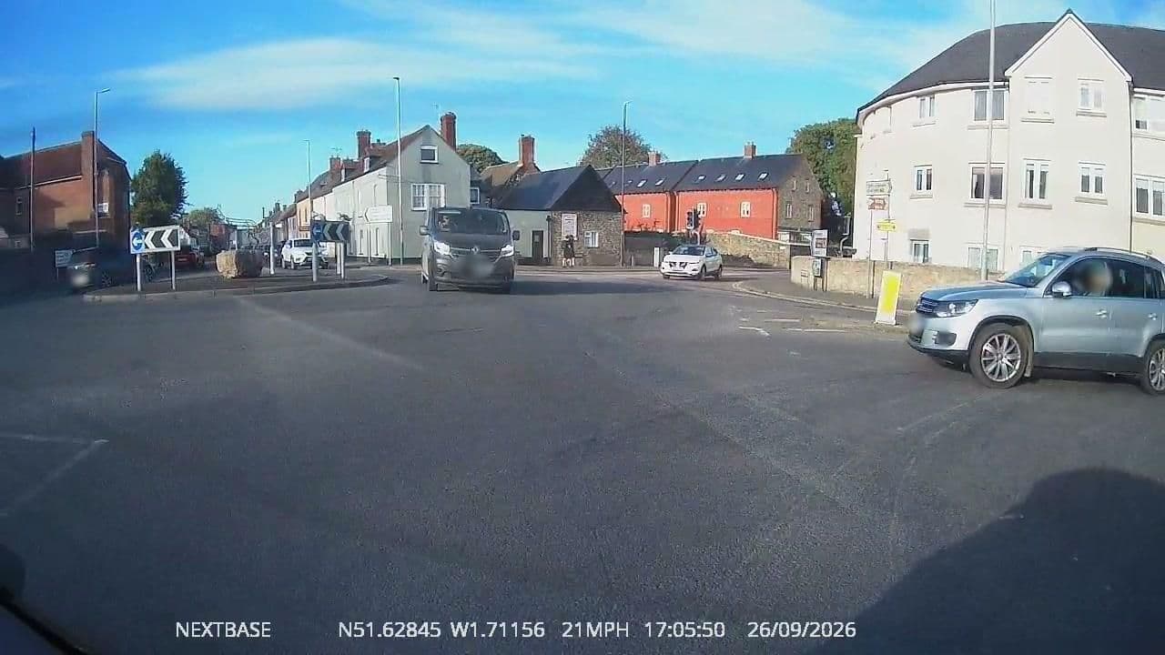 Street view near Highlands Of Highworth, Highworth — © OrangeHurst97 (CC BY-SA · Mapillary)