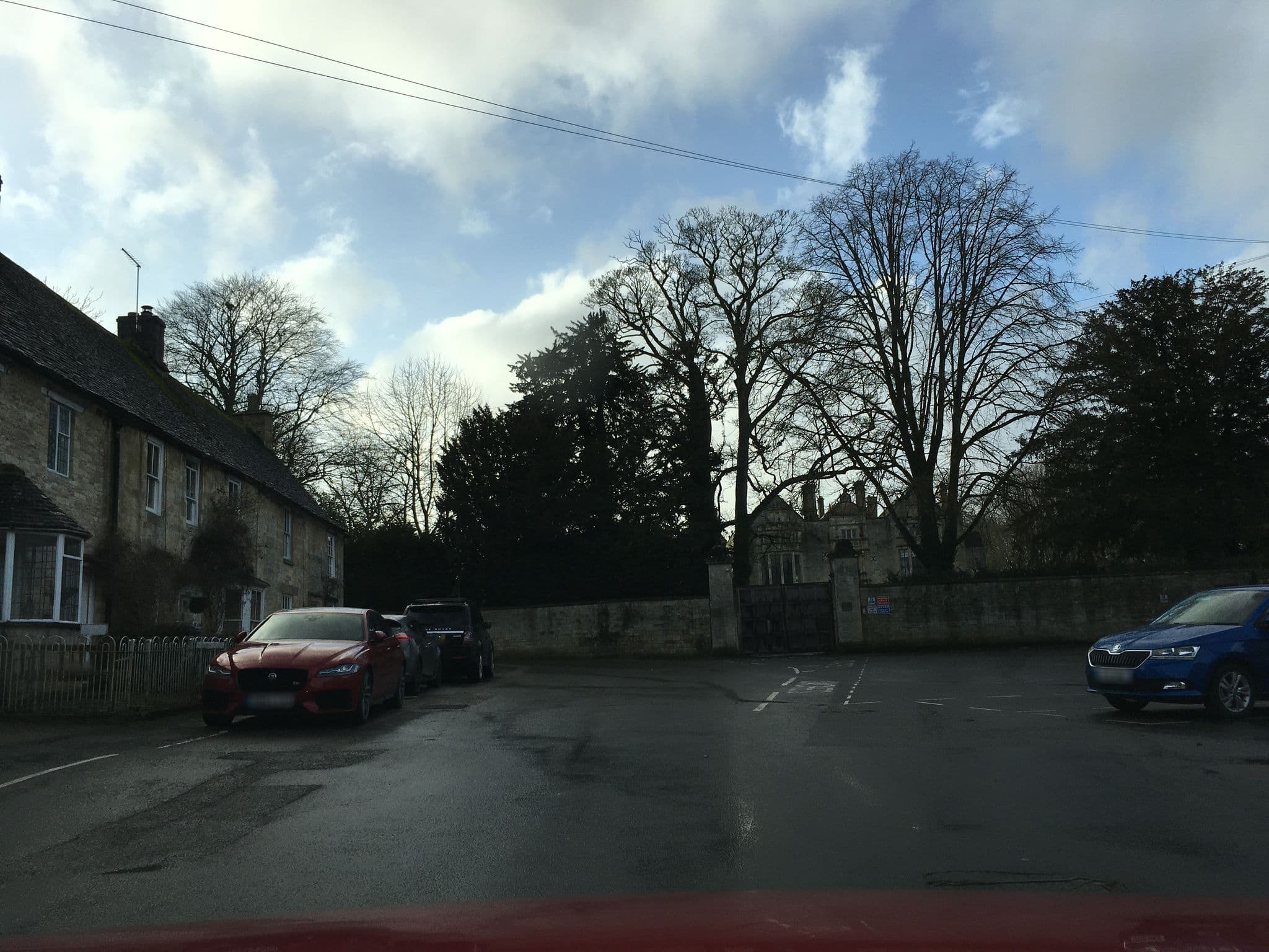 Street view near Manor Cottages, Burford — © southglos (CC BY-SA · Mapillary)