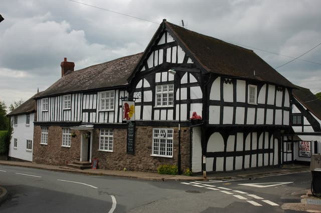 Red Lion Hotel (via Wikimedia Commons, CC BY-SA 2.0)