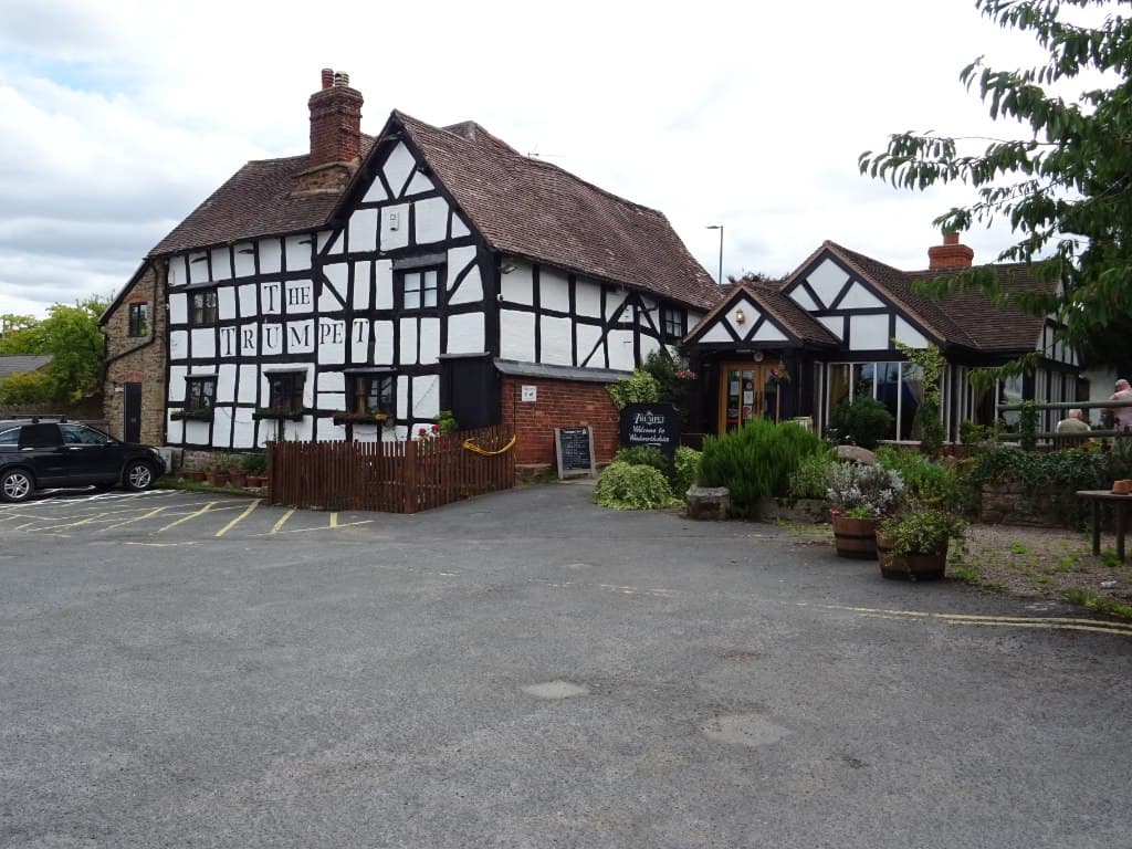The Trumpet Inn (via Wikimedia Commons, CC BY-SA 2.0)