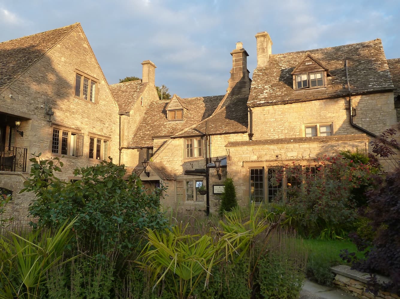 The Frogmill Hotel (via Wikimedia Commons, CC BY-SA 2.0)