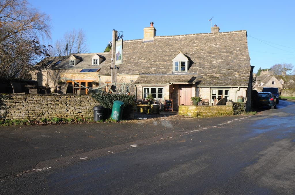 The Plough Inn (via Wikimedia Commons, CC BY-SA 2.0)