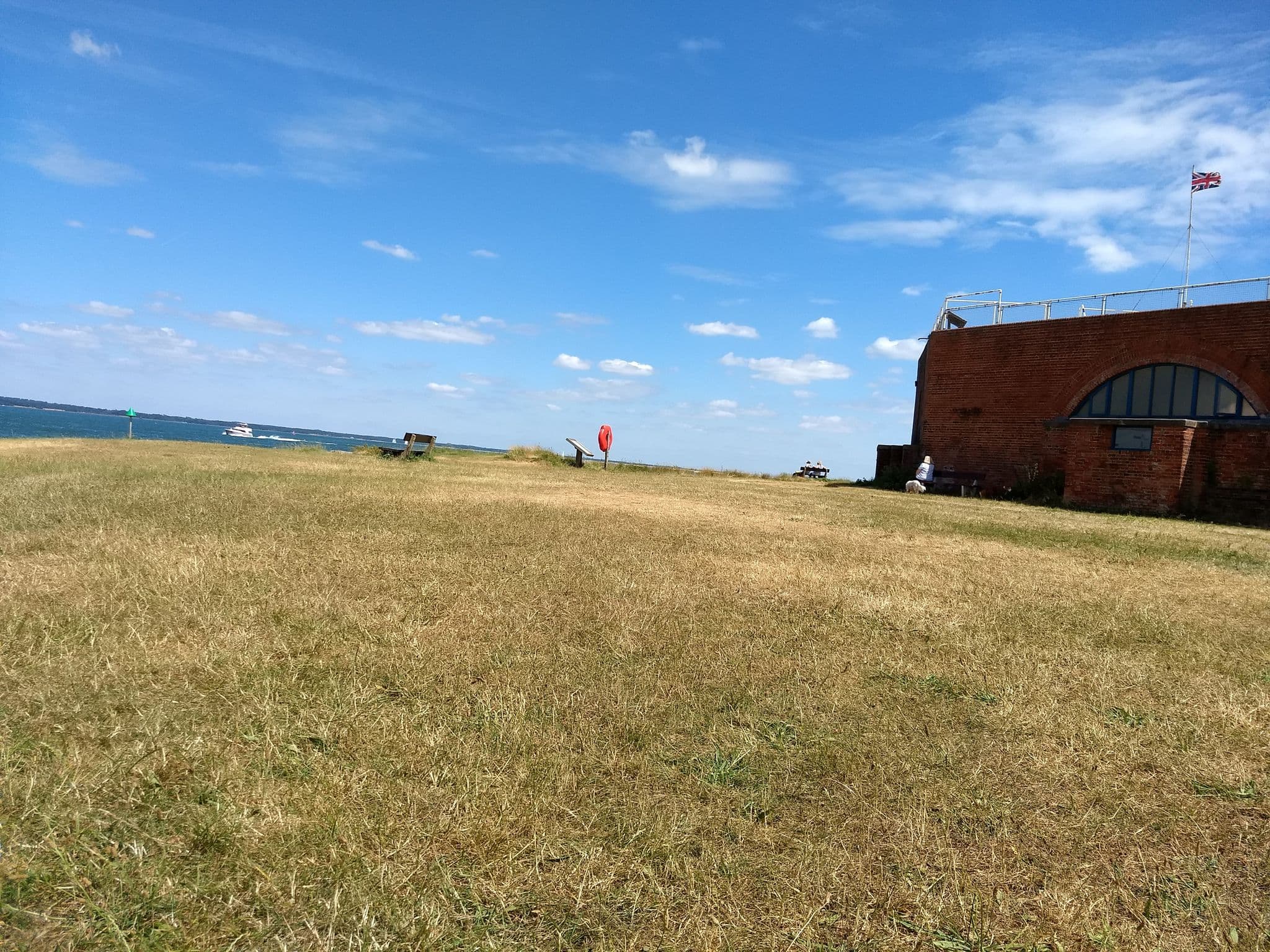 Street view near Fort Victoria Cottages, Freshwater — © mappernerd (CC BY-SA · Mapillary)