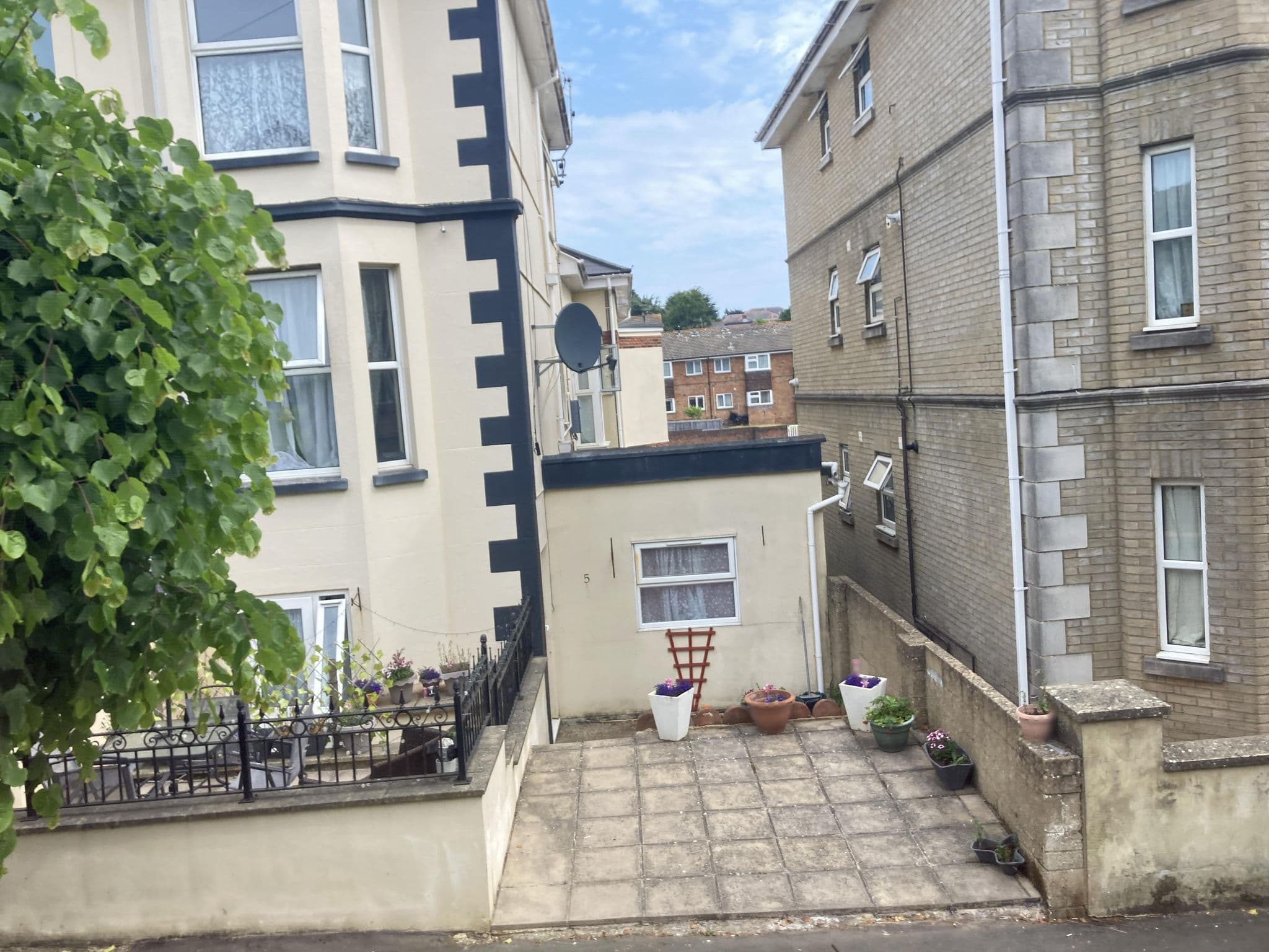 Street view near Sherwood Court Hotel, Shanklin — © cjmalone (CC BY-SA · Mapillary)