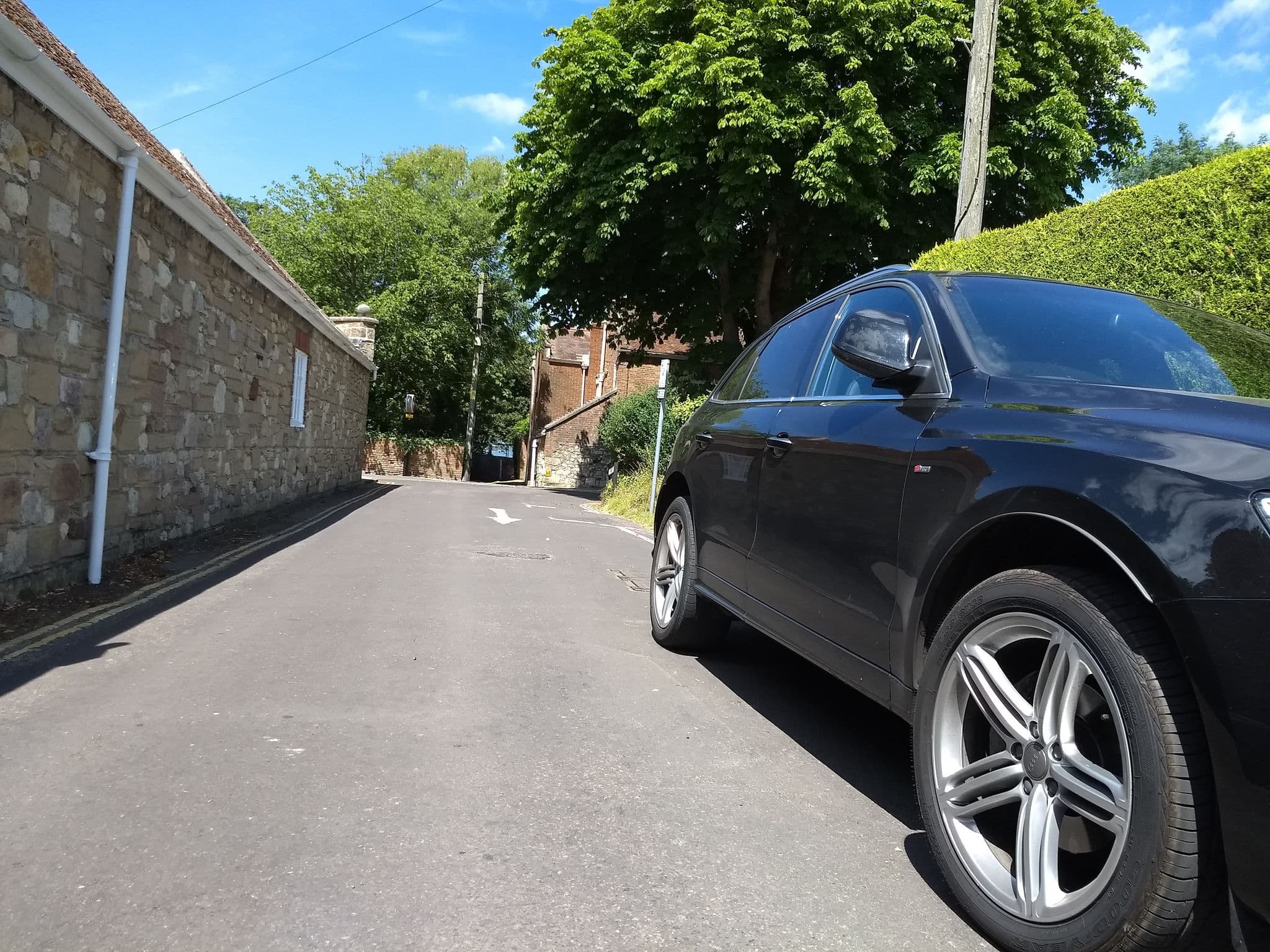 Street view near Solent Cottage - PQQU, Freshwater — © mappernerd (CC BY-SA · Mapillary)