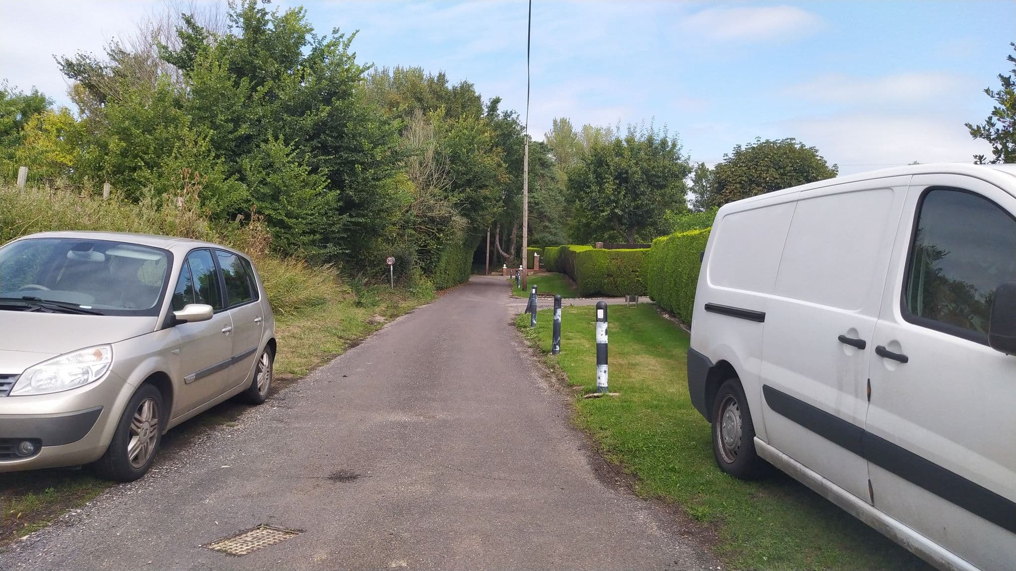 Street view near Honeysuckle Cottage, Chichester — © noid (CC BY-SA · Mapillary)