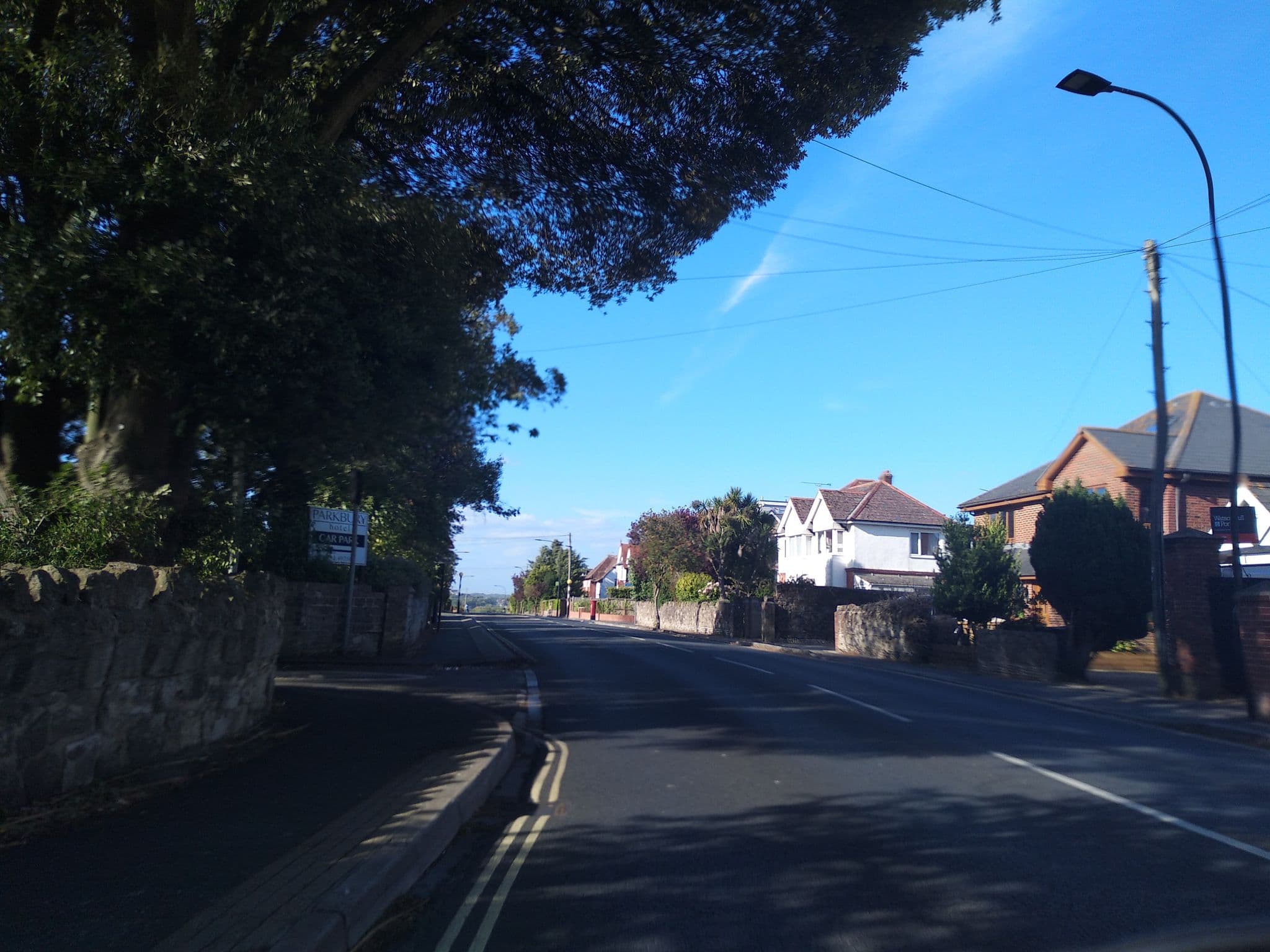 Street view near Parkway Hotel, Sandown — © cjmalone (CC BY-SA · Mapillary)