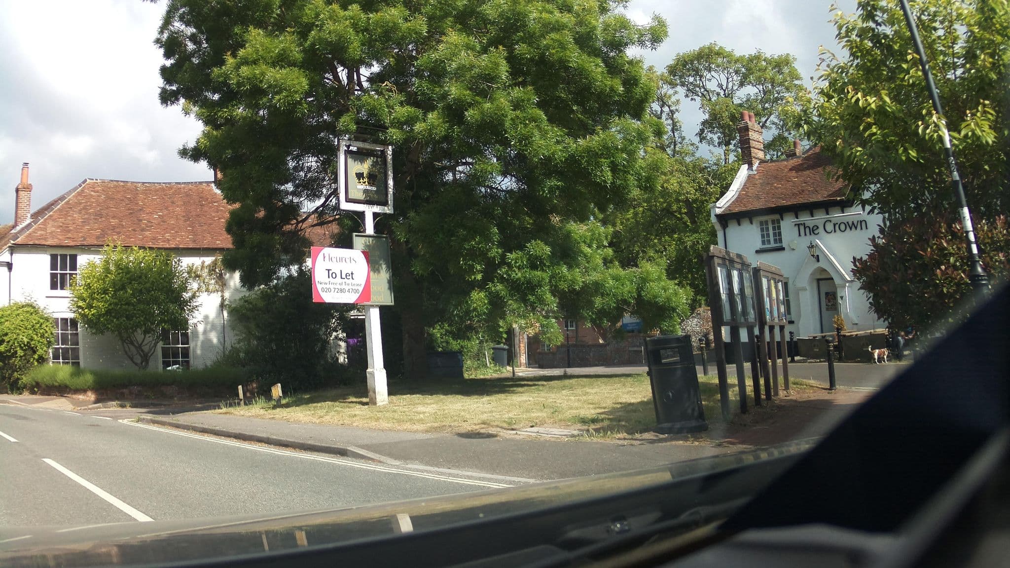 Street view near Crown Hotel, Kingsclere — © southglos (CC BY-SA · Mapillary)