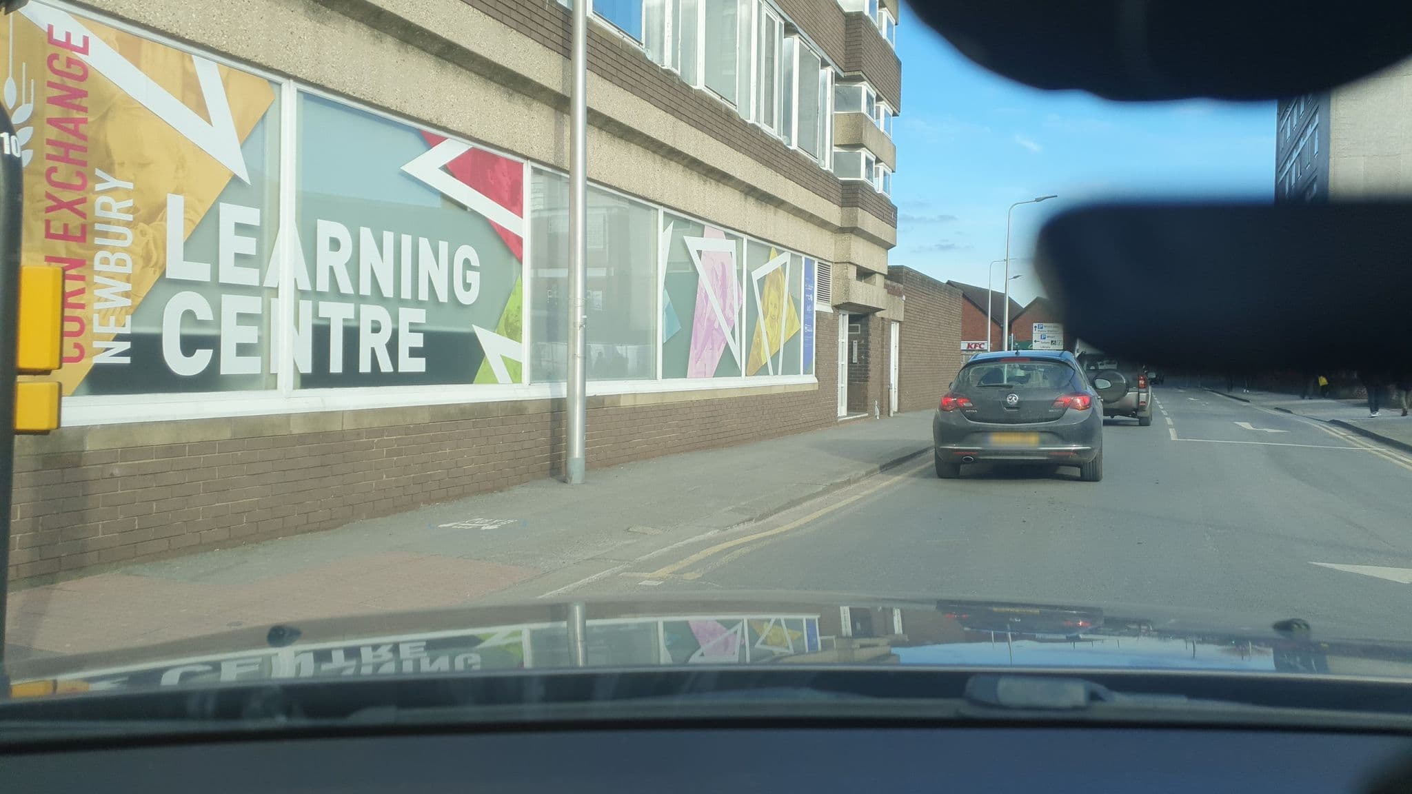 Street view near The Queen's Hotel, Newbury — © themadcabbie (CC BY-SA · Mapillary)