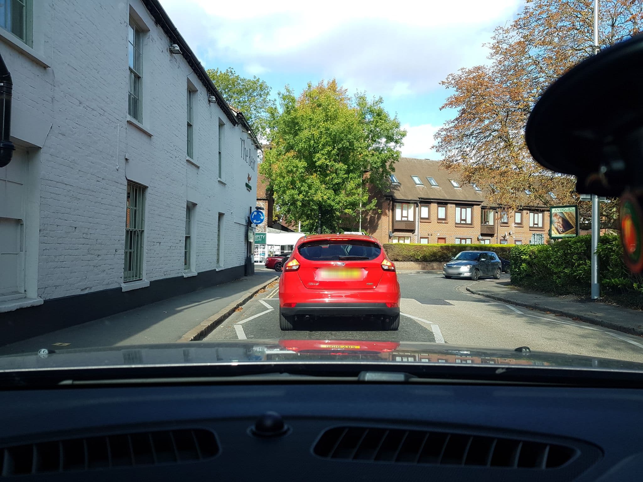 Street view near The Bear Hotel, Hungerford — © themadcabbie (CC BY-SA · Mapillary)