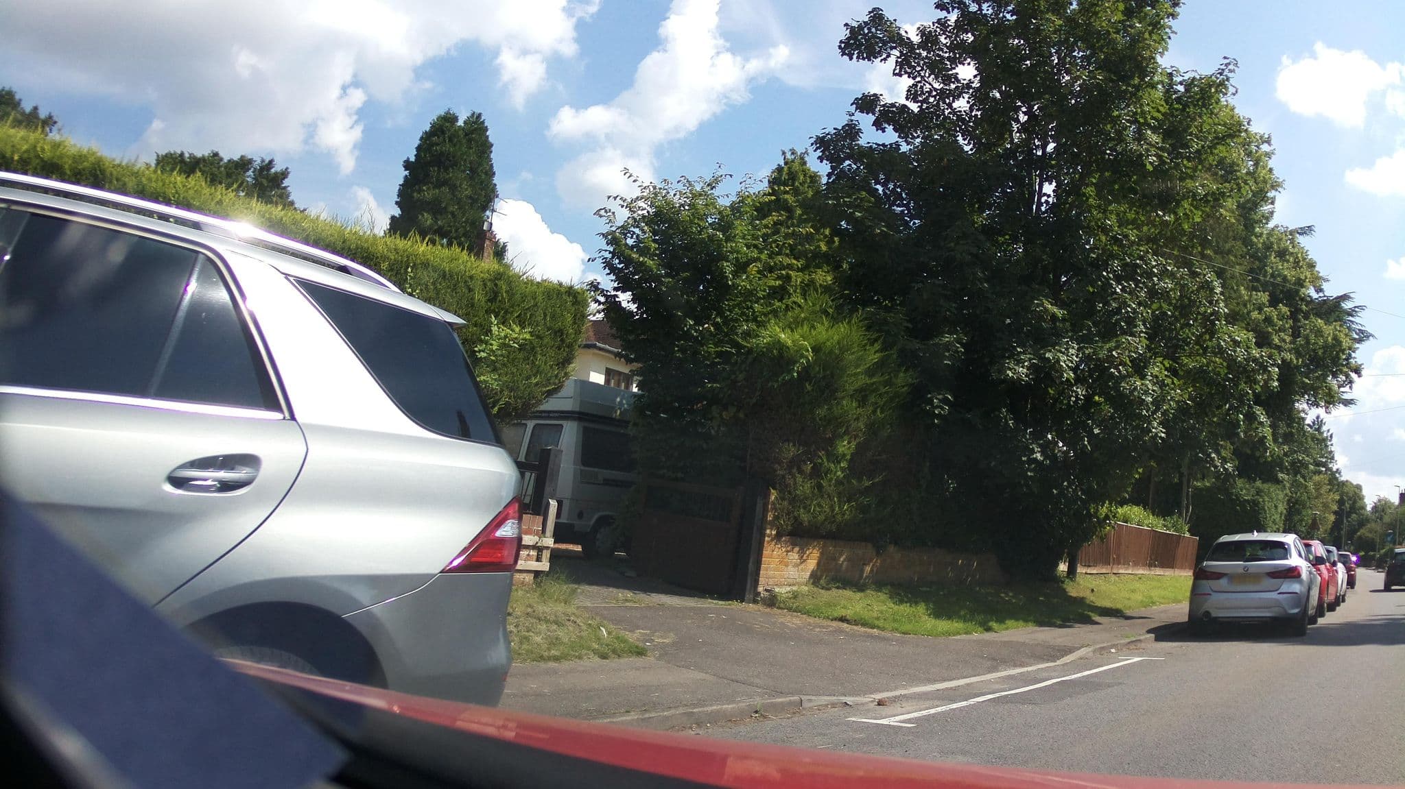 Street view near Macdonald Donnington Hotel, Newbury — © southglos (CC BY-SA · Mapillary)