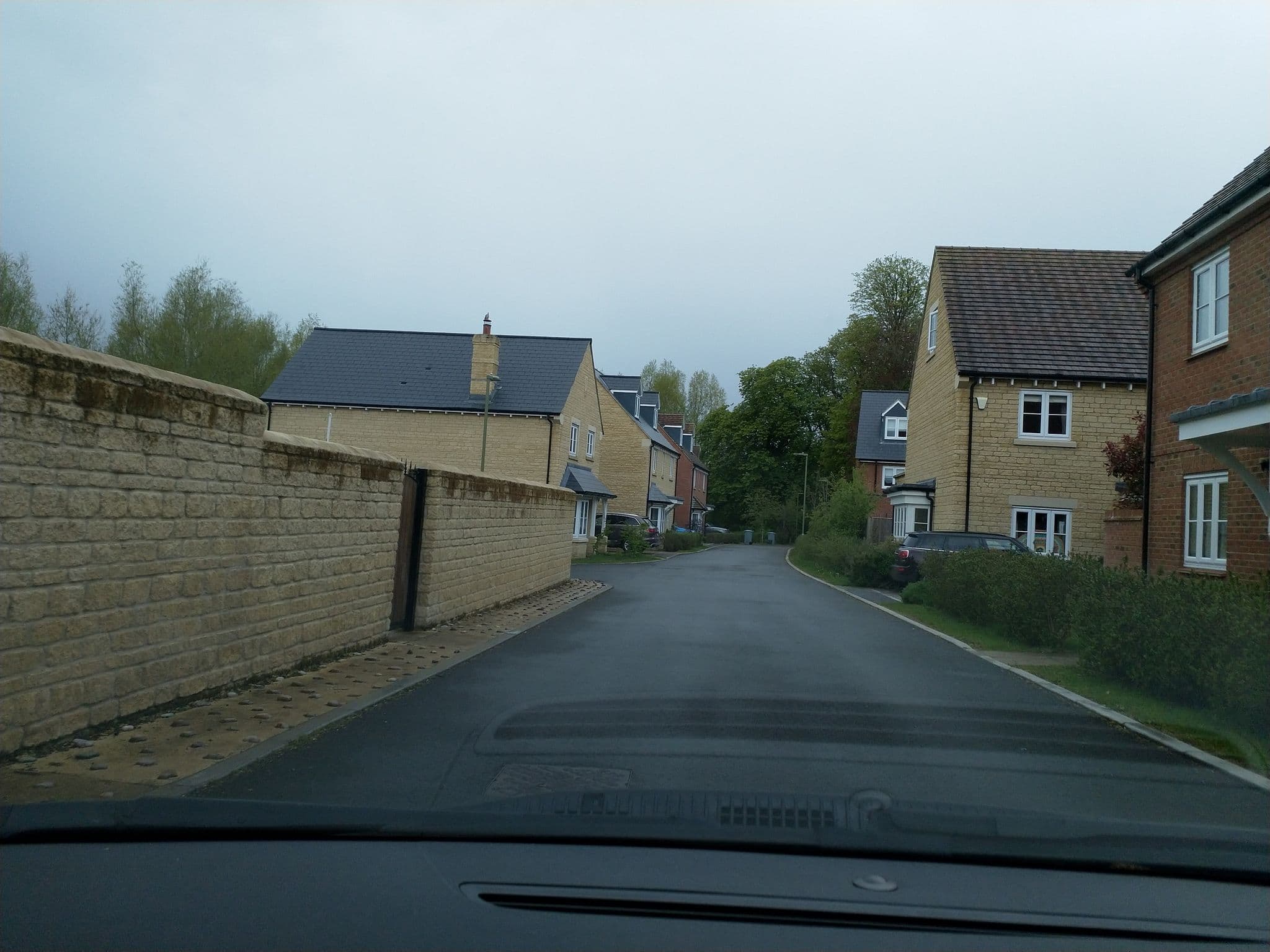 Street view near Gleann Cottages, Witney — © laye (CC BY-SA · Mapillary)