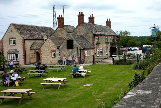 The Trout Inn (via Wikimedia Commons, CC BY-SA 2.0)