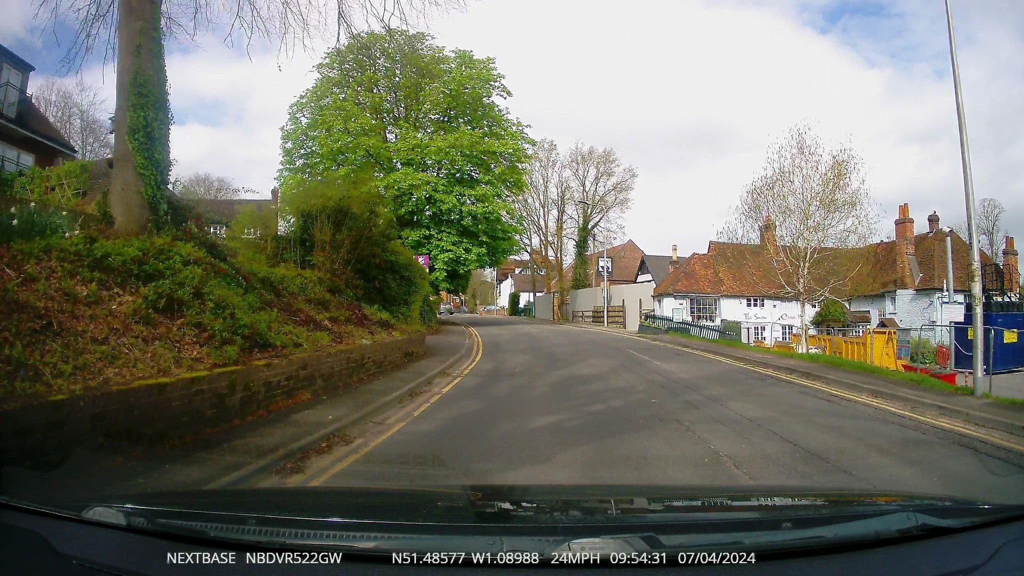 Street view near Weir View House, Pangbourne — © RyanBush (CC BY-SA · Mapillary)