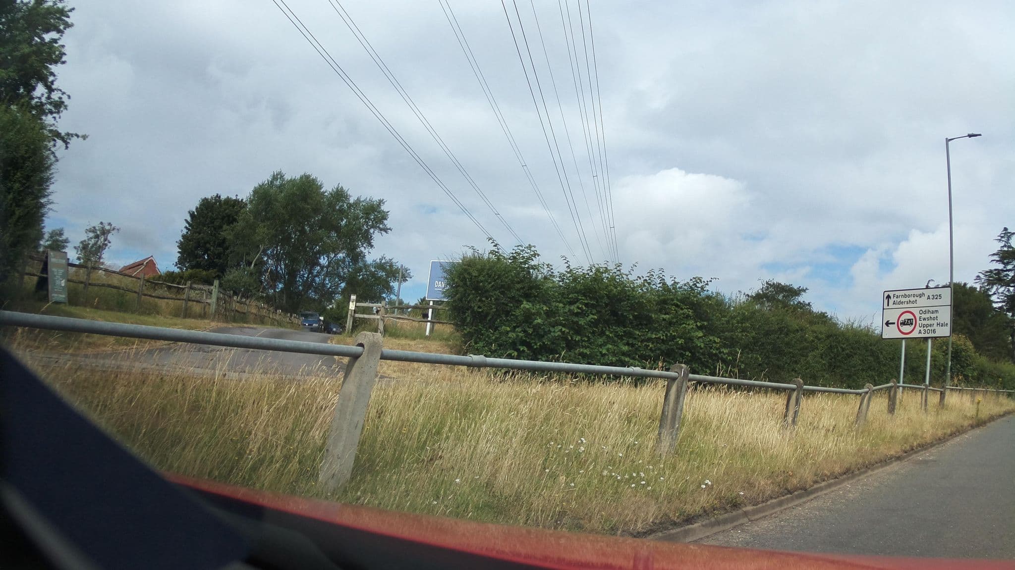 Street view near Farnham Park Hotel, Compton — © southglos (CC BY-SA · Mapillary)