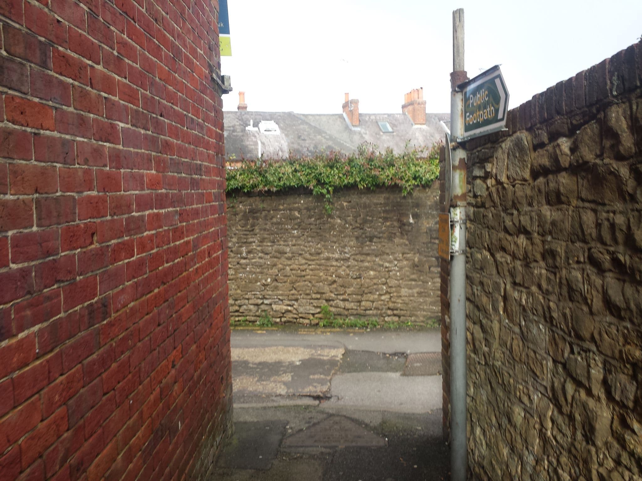 Street view near Punch Taverns, Godalming — © sterylmreep (CC BY-SA · Mapillary)