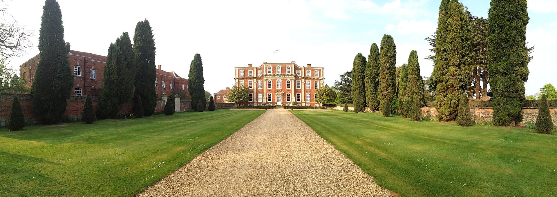 Chicheley Hall (via Wikimedia Commons, CC BY-SA 3.0)