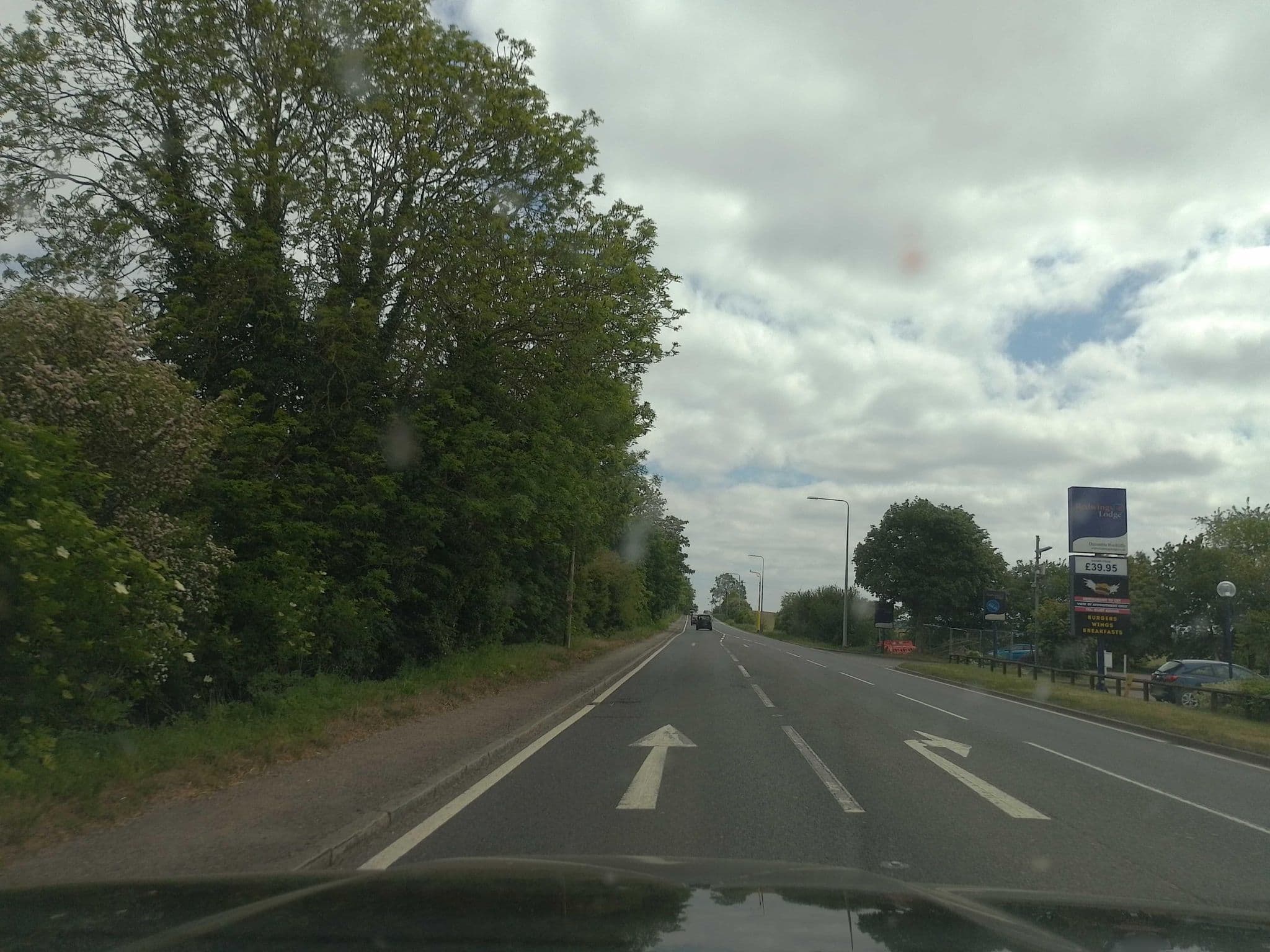 Street view near Travelodge, Stanbridge — © laye (CC BY-SA · Mapillary)