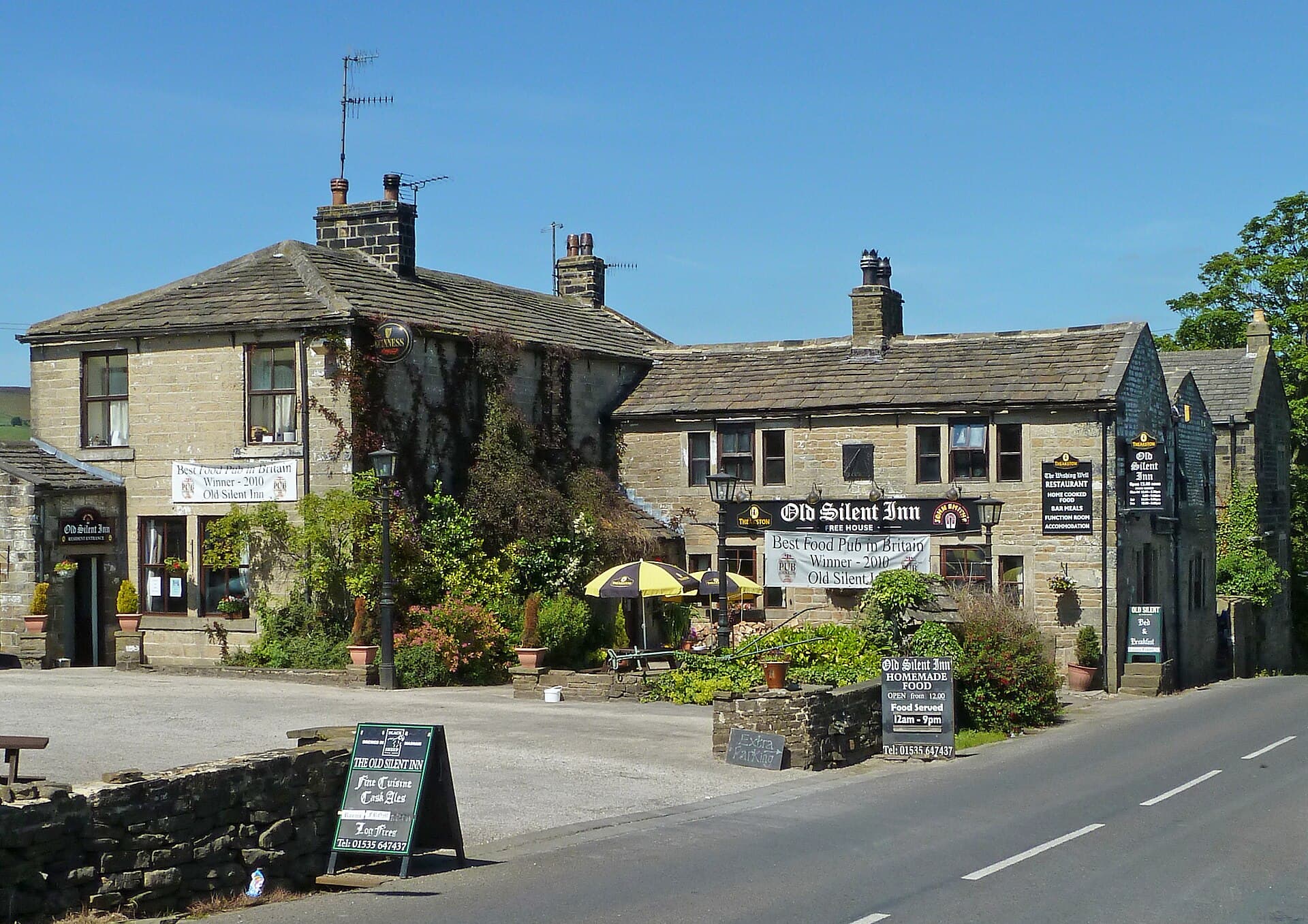 Old Silent Inn (via Wikimedia Commons, CC BY 2.0)