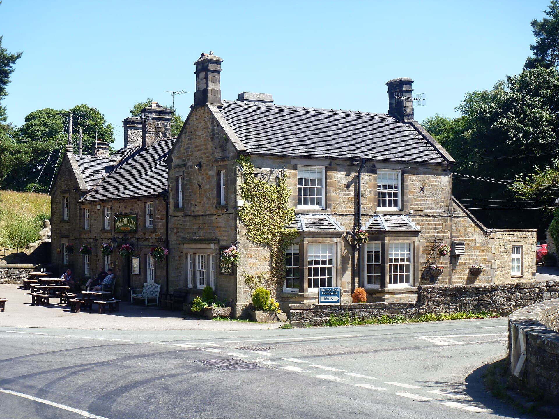 Manifold Inn (via Wikimedia Commons, CC BY-SA 2.0)