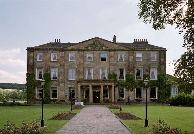 Walton Hall (via Wikimedia Commons, CC BY-SA 2.0)