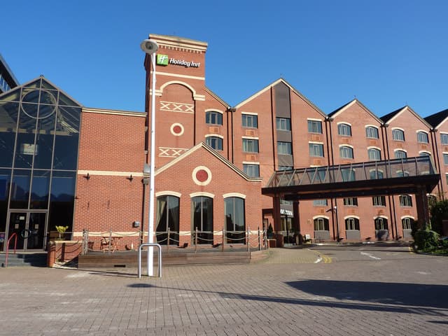 Holiday Inn Lincoln (via Wikimedia Commons, CC BY-SA 2.0)