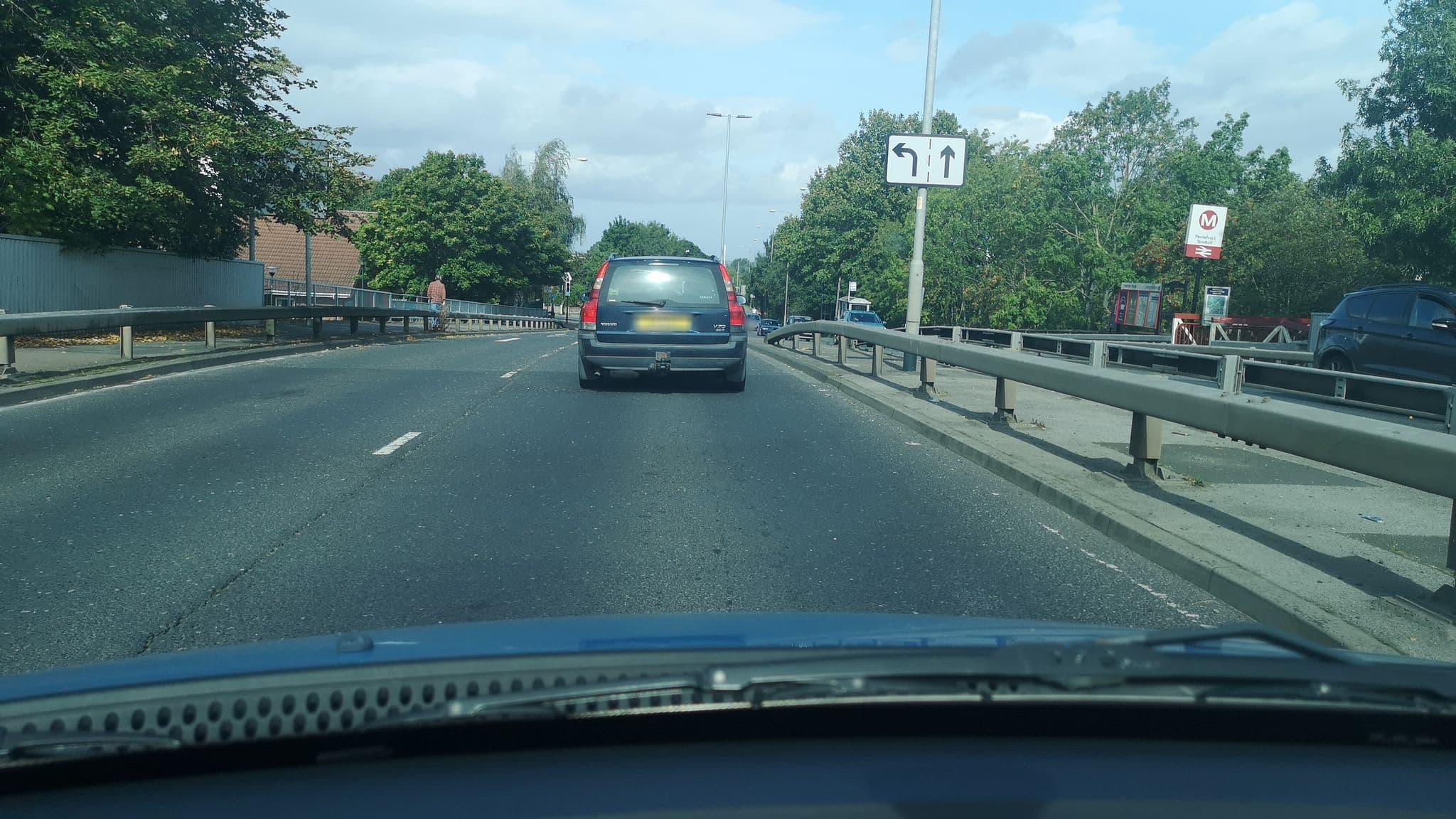 Street view near The Parkside Hotel, Pontefract — © cuttlebug (CC BY-SA · Mapillary)