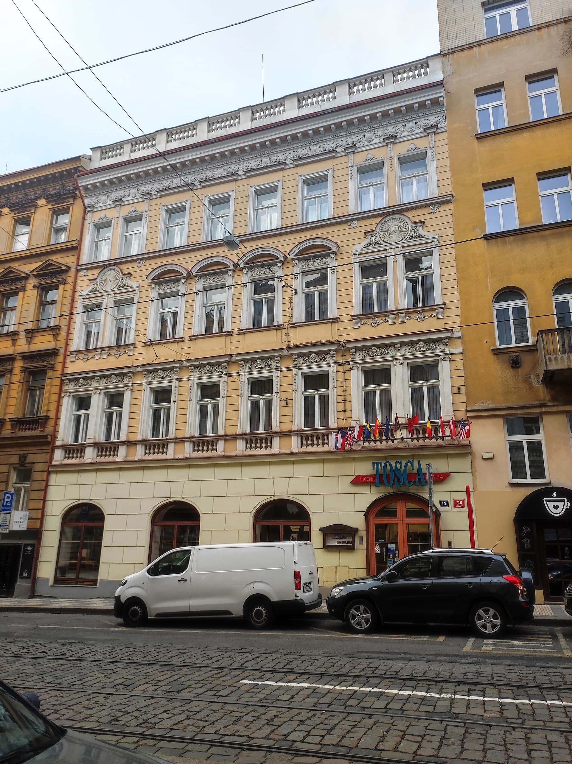 EA Hotel Tosca (via Wikimedia Commons, CC BY-SA 4.0)