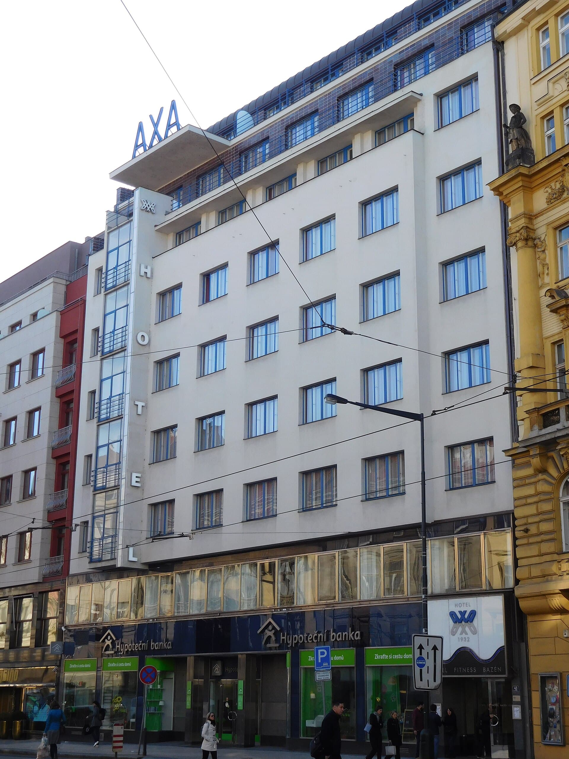 Hotel AXA (via Wikimedia Commons, CC BY-SA 3.0)
