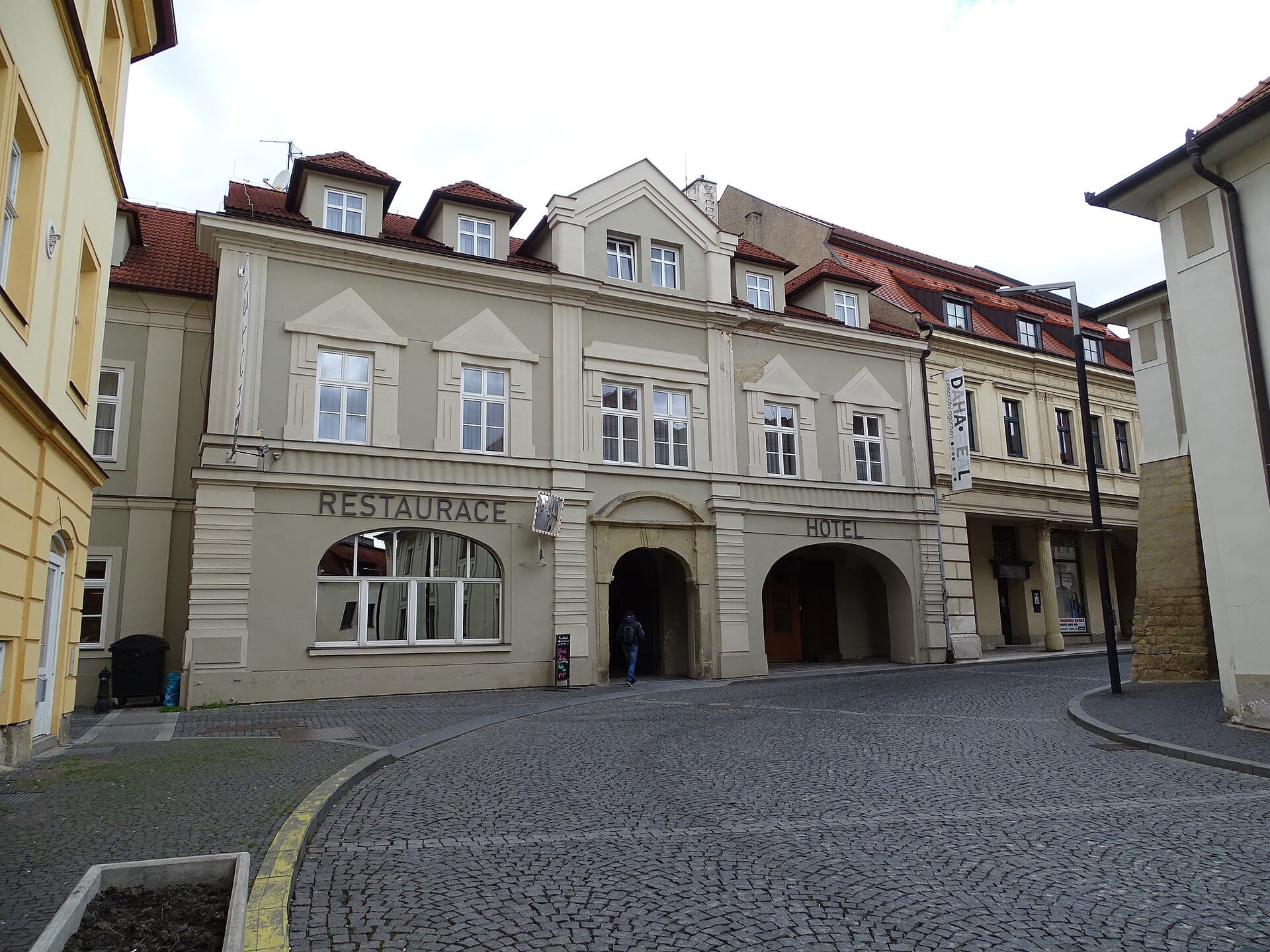 Hotel U Hradu (via Wikimedia Commons, CC BY 4.0)