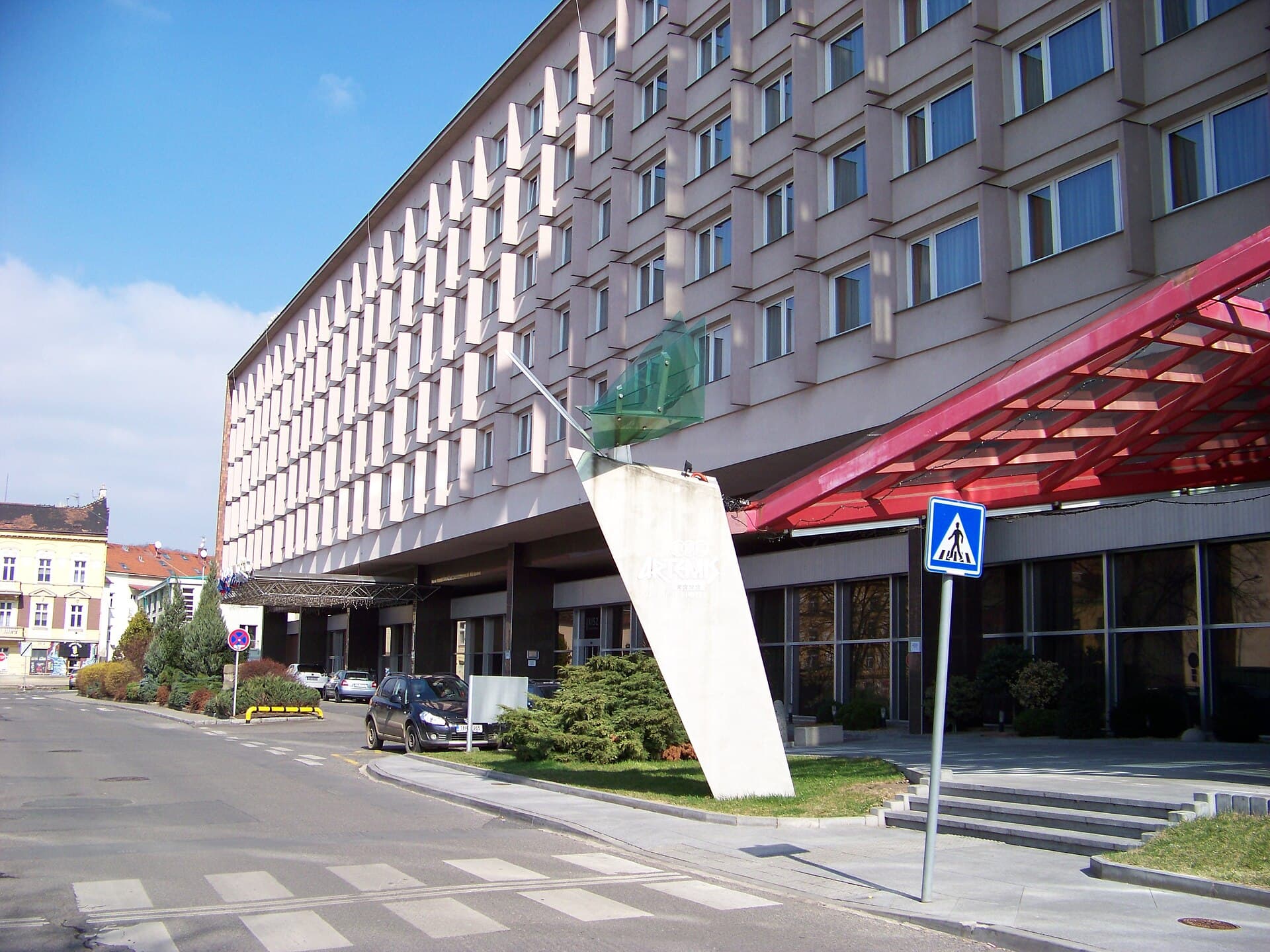 Olympik Tristar (via Wikimedia Commons, CC BY-SA 3.0)