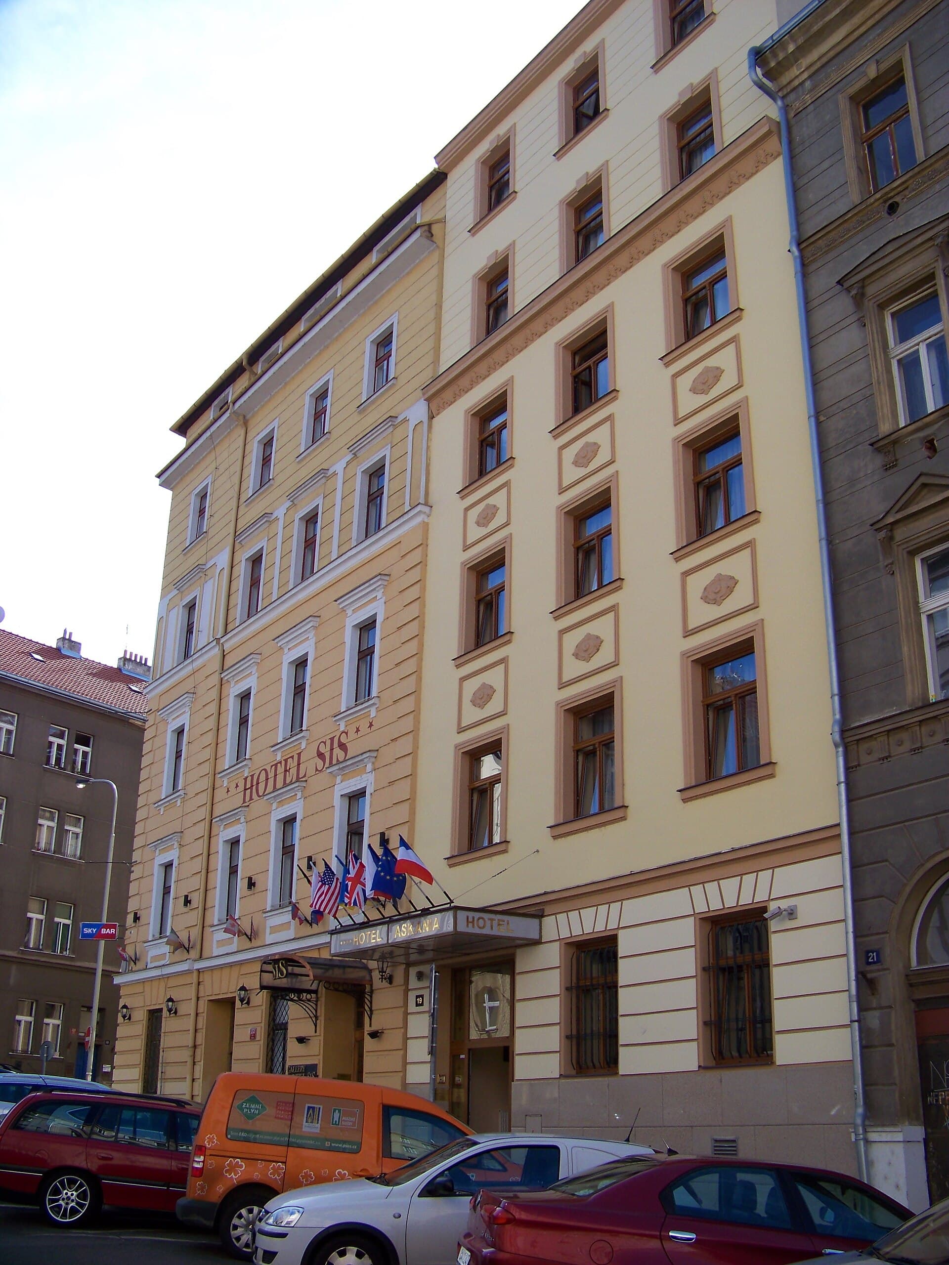 Hotel ASKANIA (via Wikimedia Commons, CC BY-SA 3.0)