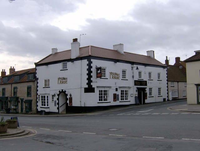 White Horse Hotel (via Wikimedia Commons, CC BY-SA 2.0)