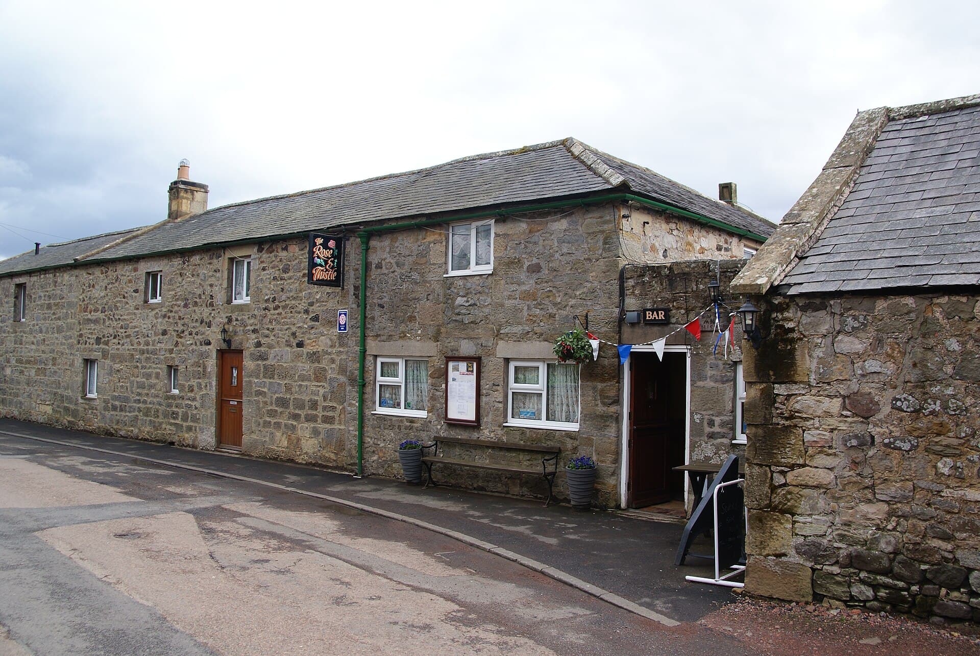 Rose and Thistle Alwinton (via Wikimedia Commons, CC BY-SA 2.0)