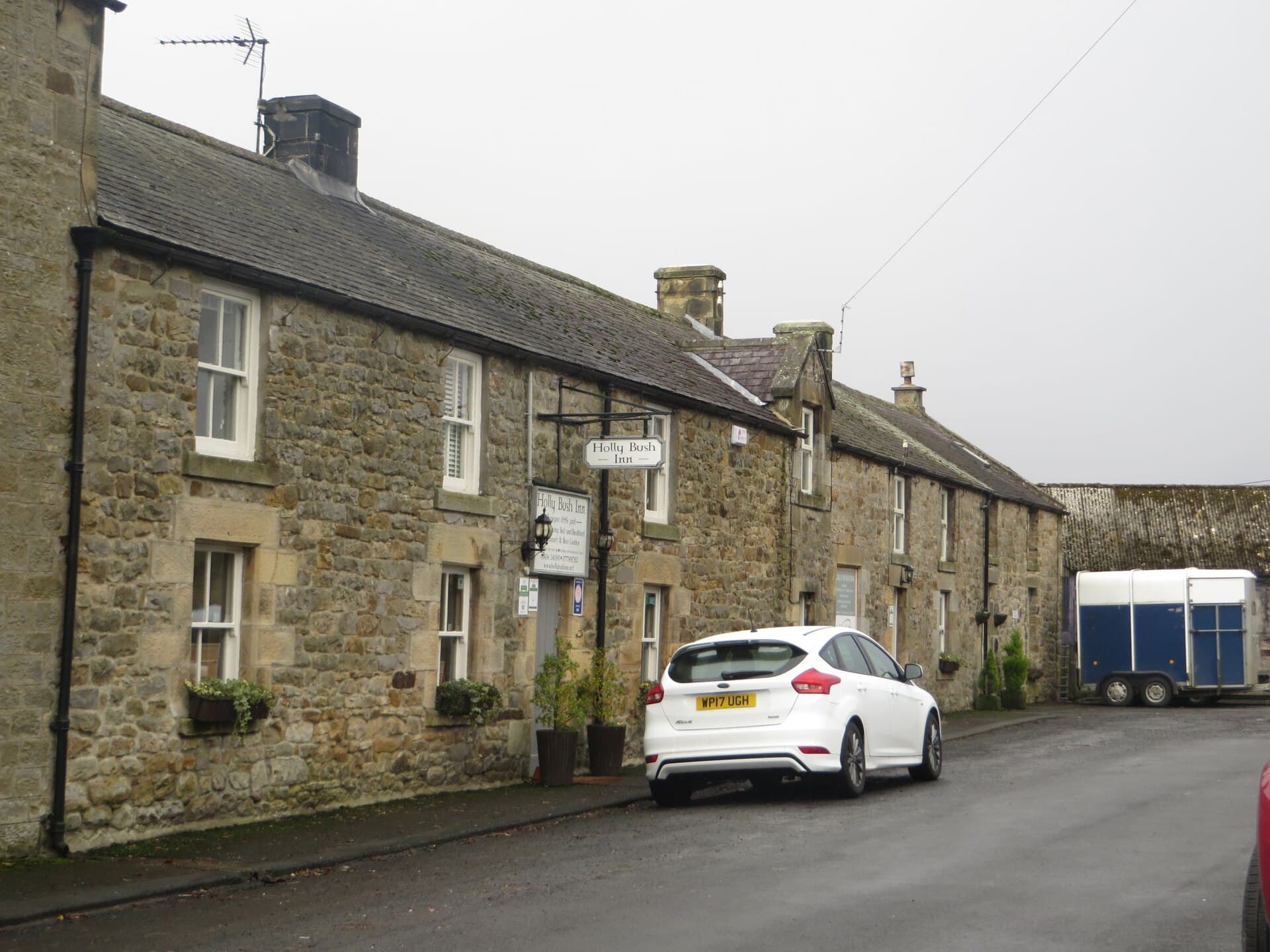 Holly Bush Inn (via Wikimedia Commons, CC BY-SA 2.0)