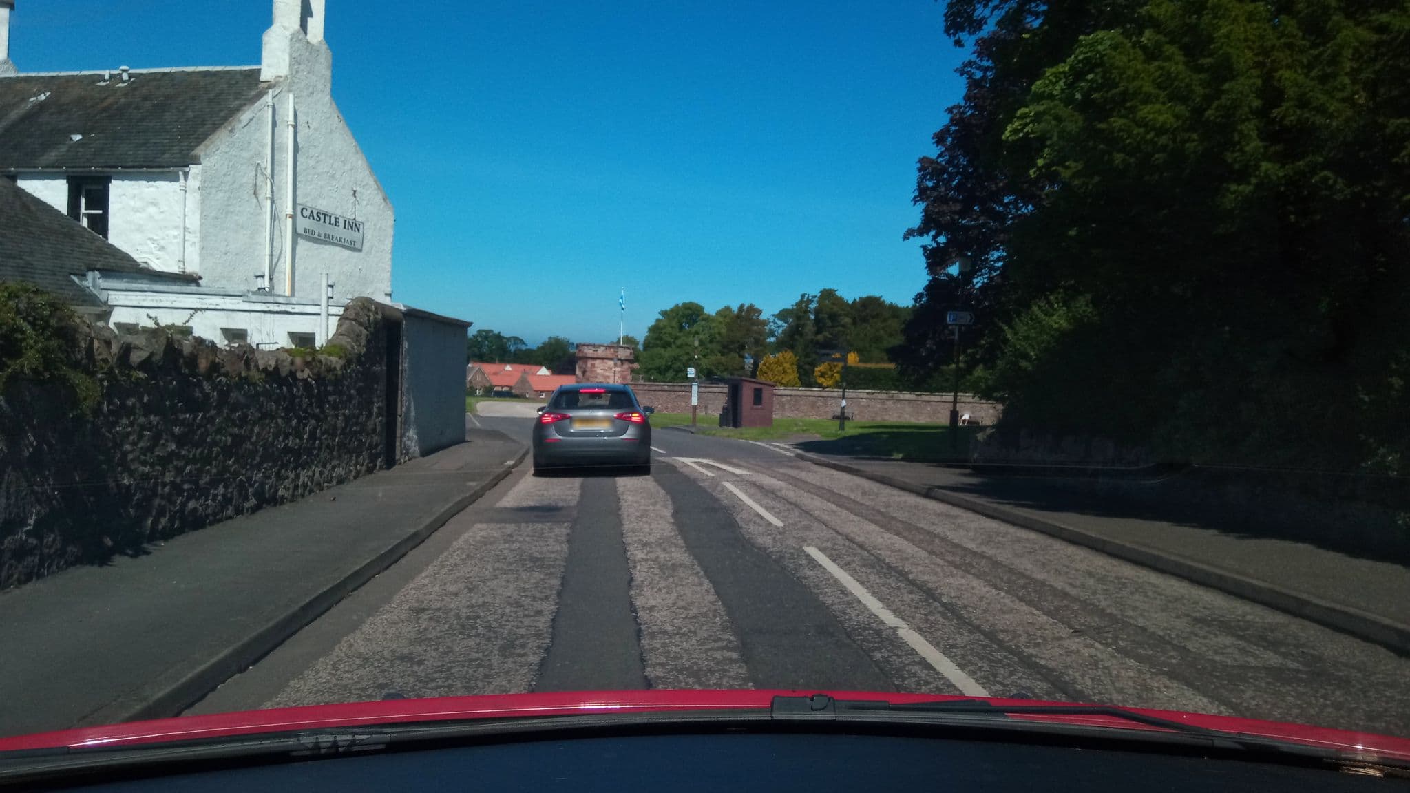 Street view near The Castle Inn, Gullane — © victuallers (CC BY-SA · Mapillary)